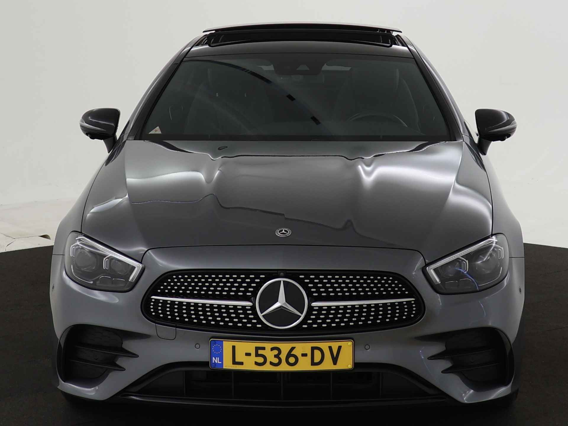 Mercedes-Benz E-Klasse 200 AMG Line | Multi spaaks lichtmetalen velgen | Panoramadak | Burmester | Memory Seats | 360 Camera | Navigatie | wide screen | Inclusief 24 maanden Mercedes-Benz Certified garantie voor Europa. - 28/45