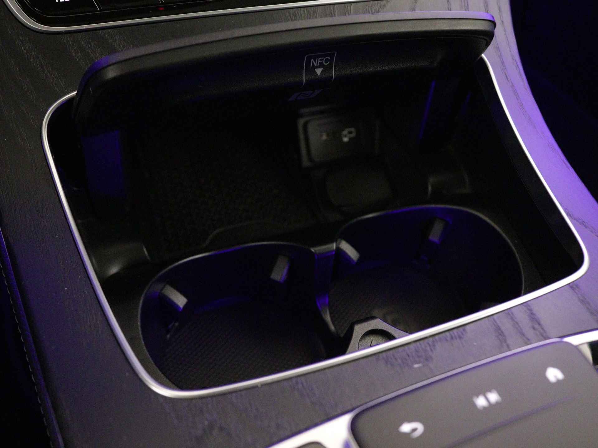 Mercedes-Benz E-Klasse 200 AMG Line | Multi spaaks lichtmetalen velgen | Panoramadak | Burmester | Memory Seats | 360 Camera | Navigatie | wide screen | Inclusief 24 maanden Mercedes-Benz Certified garantie voor Europa. - 37/45