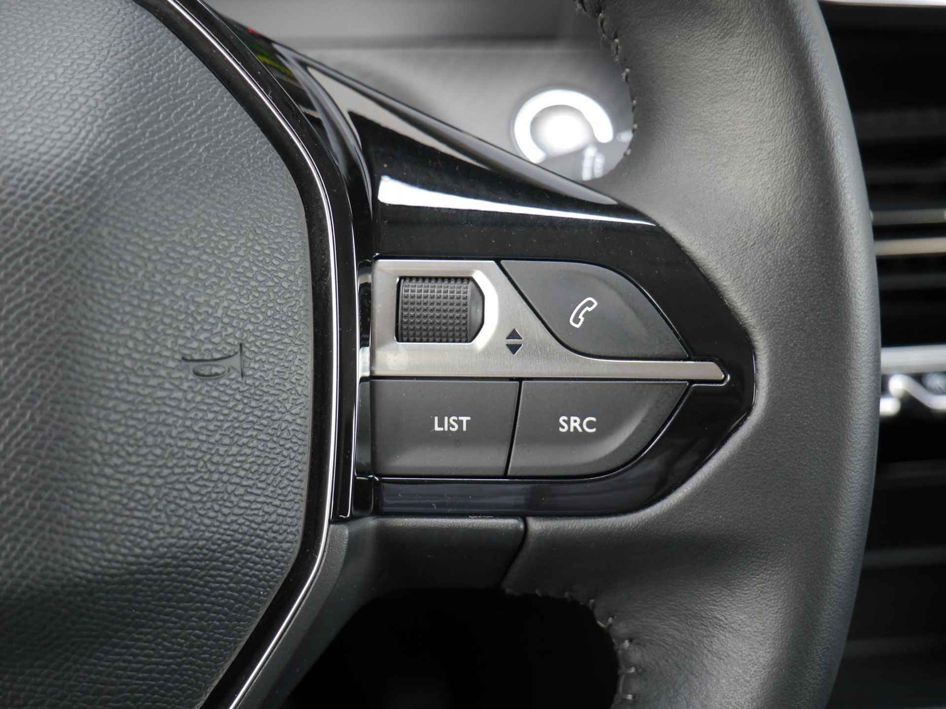 Peugeot e-2008 EV Active Pack 50 kWh | Climate Control | Apple Carplay | Android Auto | Cruise Control - 28/48