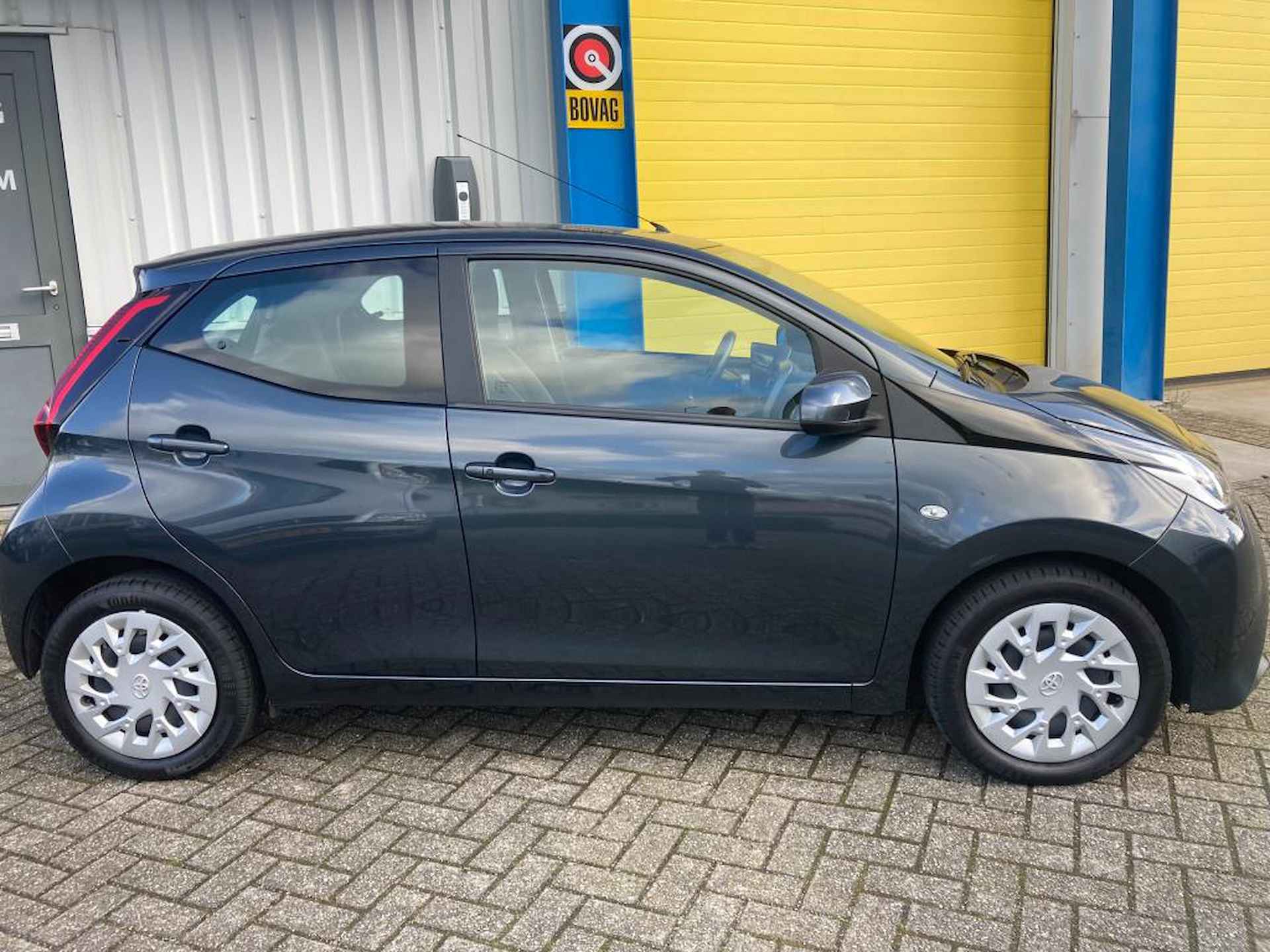 Toyota Aygo 1.0 VVT-i x-play limited "All-in" prijs! - 2/12