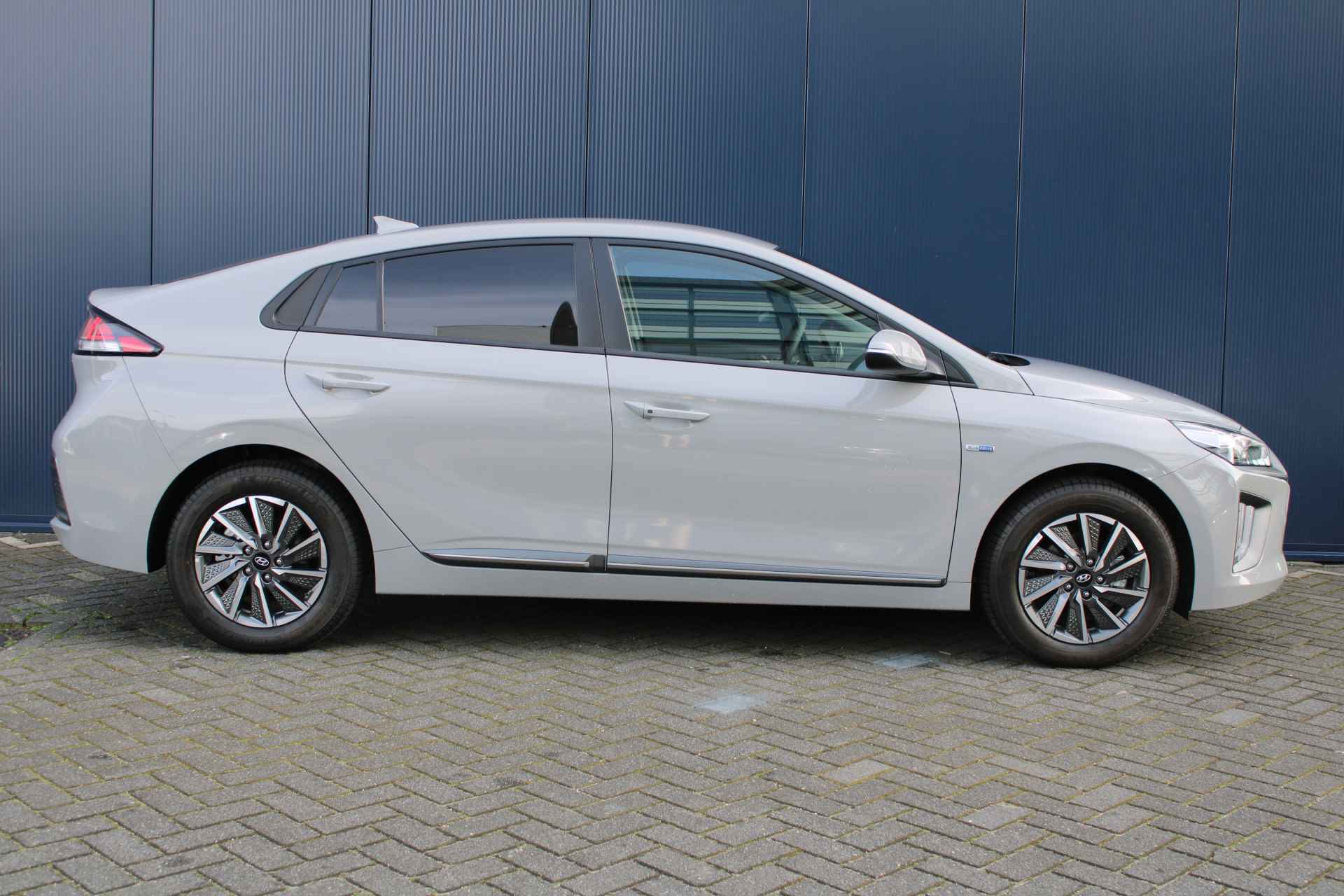 Hyundai IONIQ EV 136pk Comfort Smart Automaat | Led | Climate | Camera | Keyless | Navigatie | 12% Bijtelling | 16" Lichtmetaal | Parkeersenso - 3/26