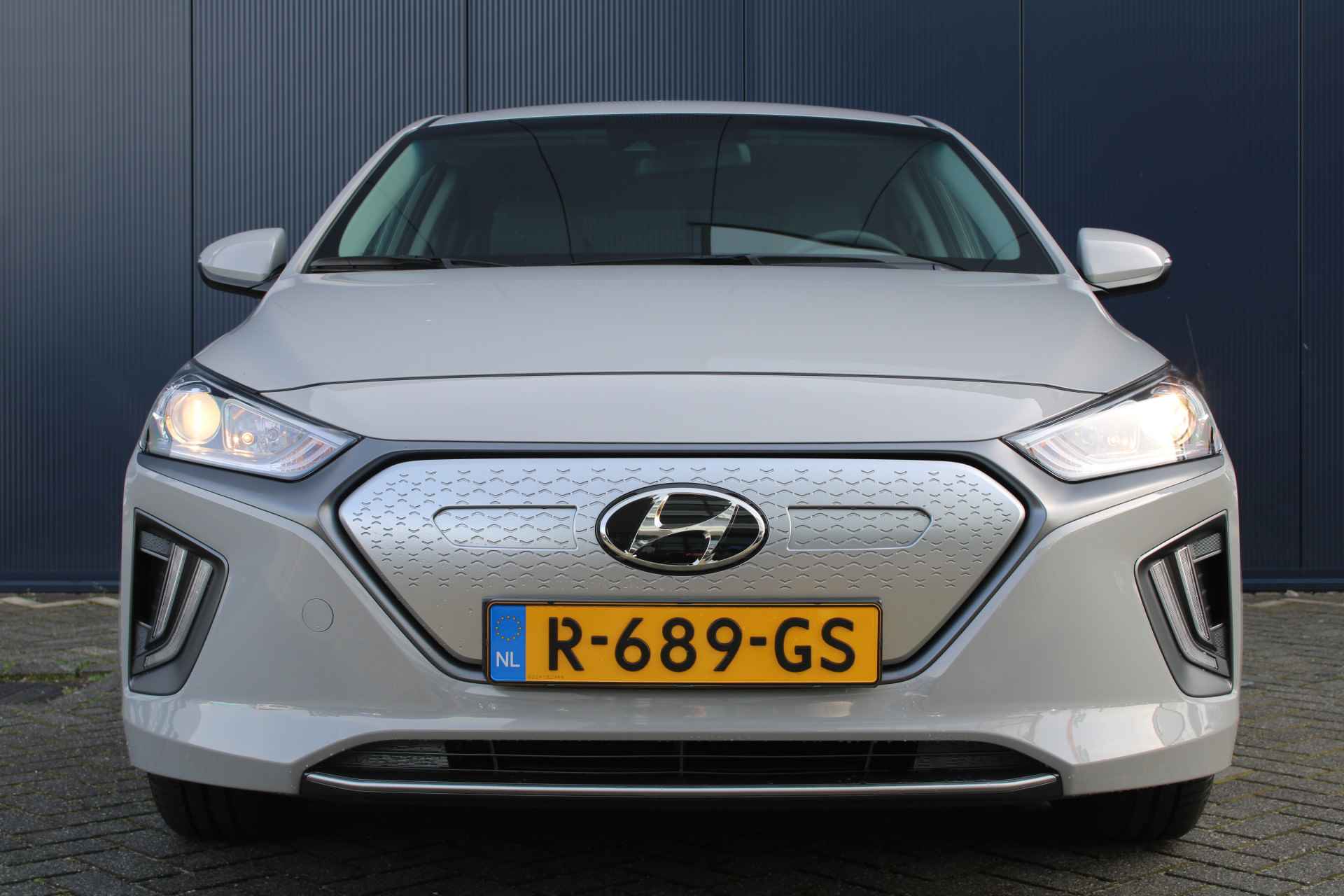 Hyundai IONIQ EV 136pk Comfort Smart Automaat | Led | Climate | Camera | Keyless | Navigatie | 12% Bijtelling | 16" Lichtmetaal | Parkeersenso - 4/26