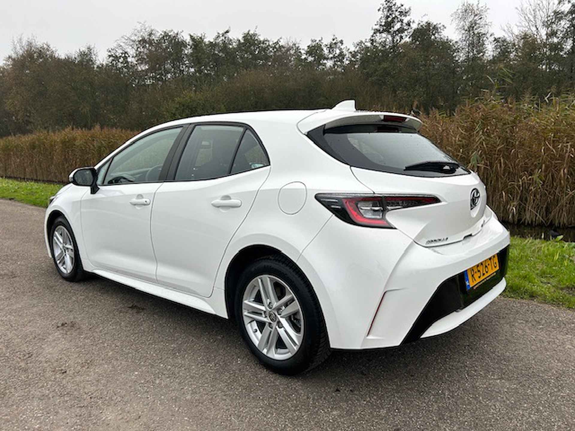 Toyota Corolla 1.8 Hybrid 122pk CVT Business | Apple carplay / Android auto | Camera | cruise control | Climate control | All-season banden | NAP | Rijklaar prijs! - 6/22