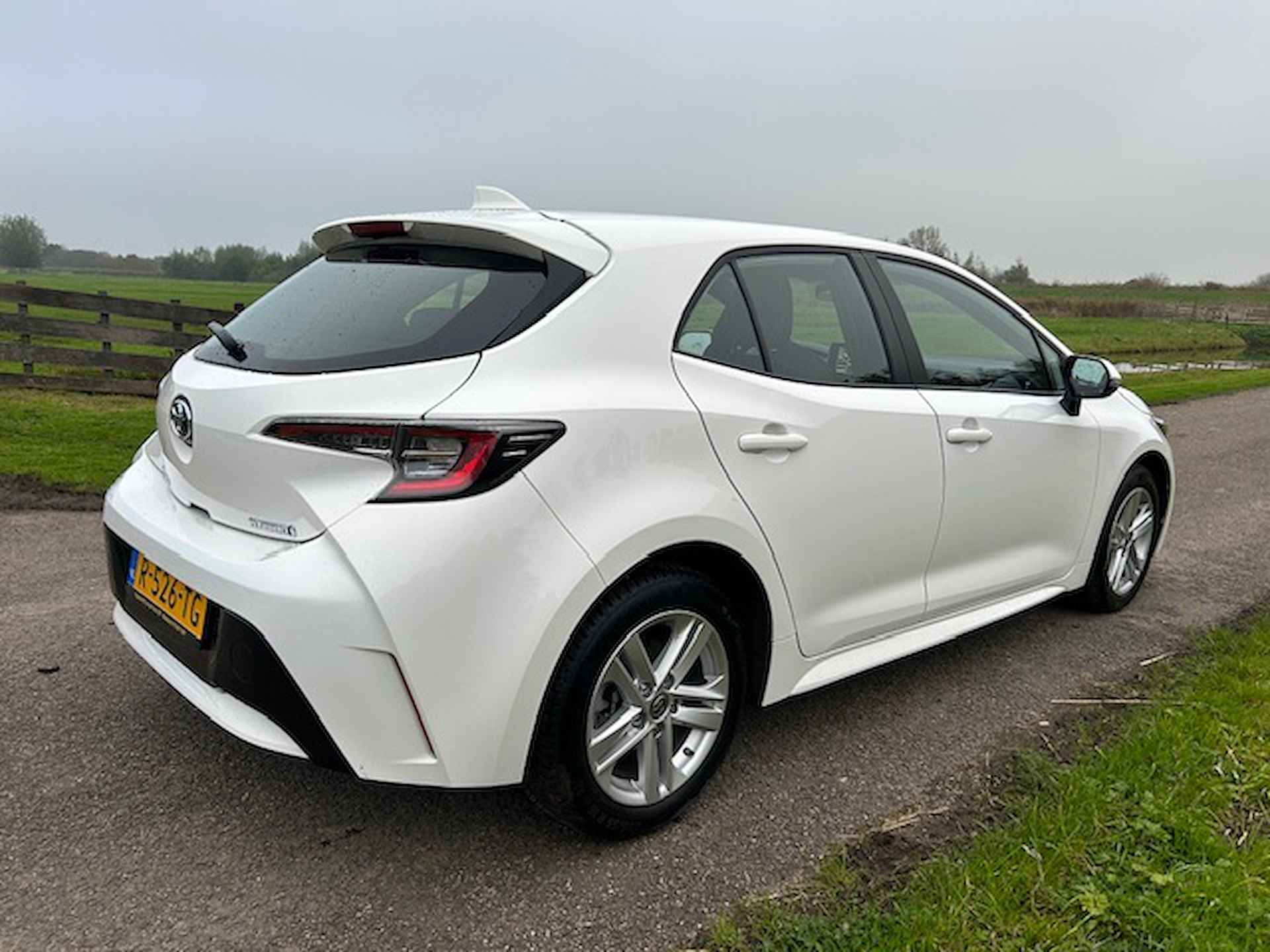 Toyota Corolla 1.8 Hybrid 122pk CVT Business | Apple carplay / Android auto | Camera | cruise control | Climate control | All-season banden | NAP | Rijklaar prijs! - 8/22