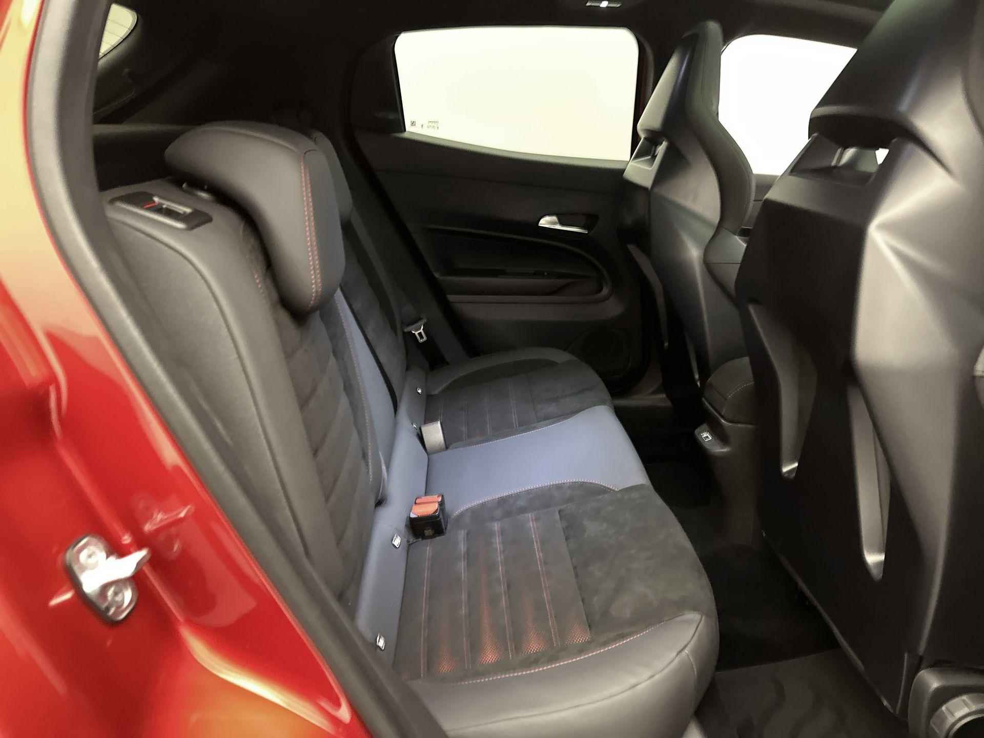 Alfa Romeo Junior Elettrica Speciale 54 kWh 156 pk | Navigatie | Panoramadak | Achteruitrijcamera | Lederen Bekleding | Verwarmde Voorstoelen | Keyless Entry/Start | Matrix LED Koplampen | Elektrische Achterklep met Sensor | Dodehoek Detectie | Adaptieve Cruise Control | 18" Lichtmetalen Velgen | Apple Carplay/Android Auto | - 14/36