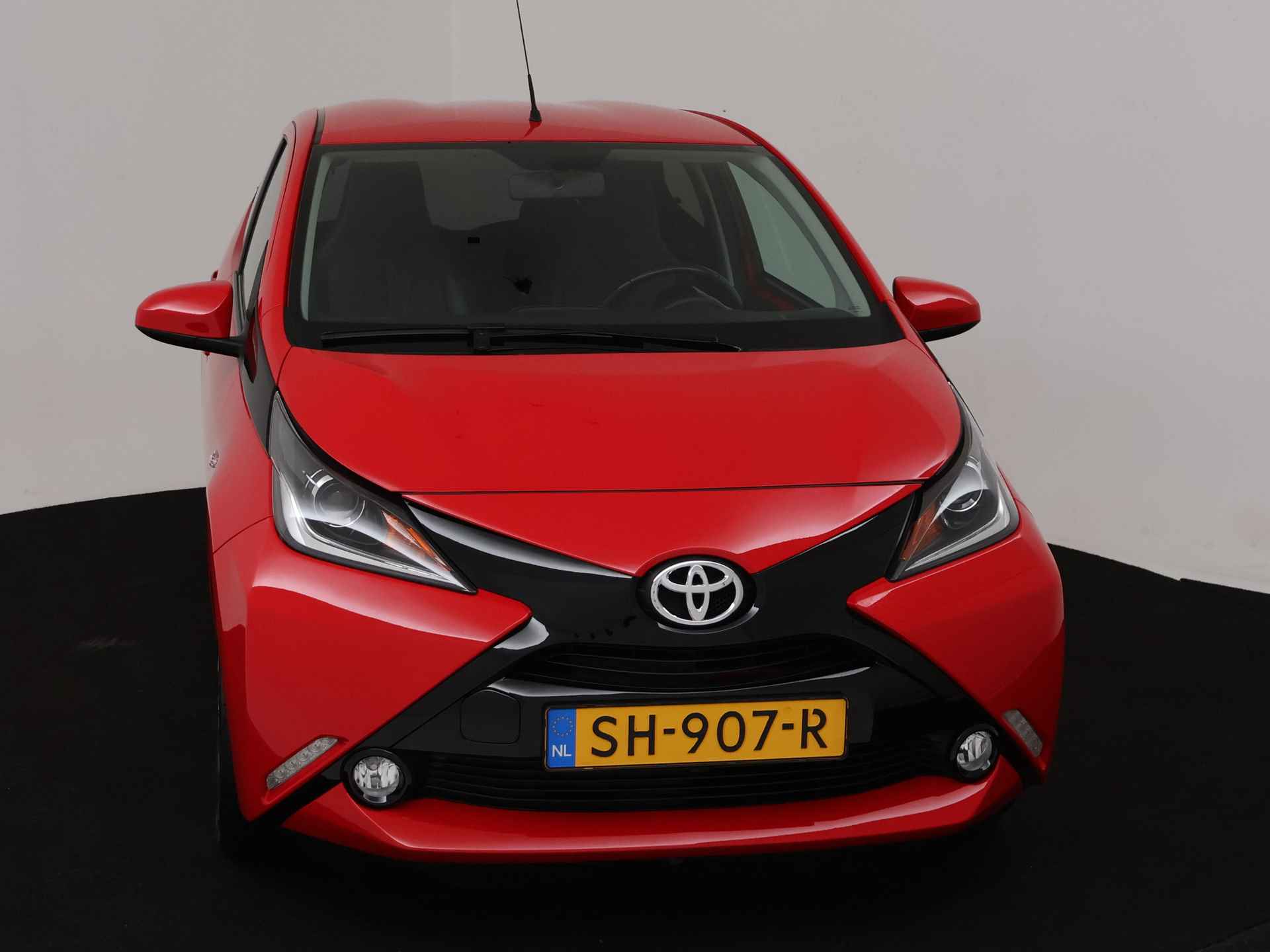 Toyota Aygo 1.0 VVT-i x-joy | Airco Aut. | LM velgen | Camera | Half leder | - 26/39