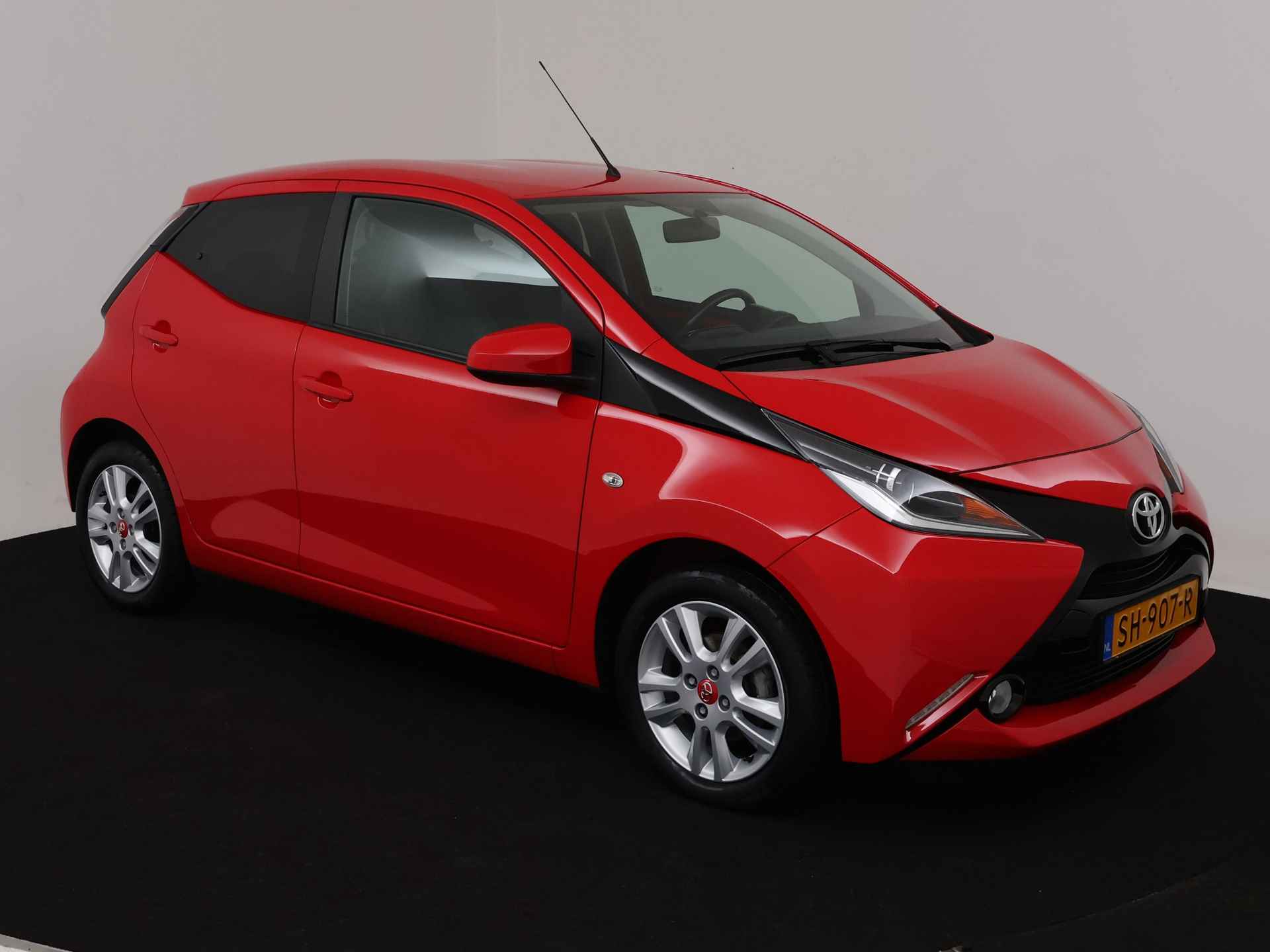 Toyota Aygo 1.0 VVT-i x-joy | Airco Aut. | LM velgen | Camera | Half leder | - 27/39