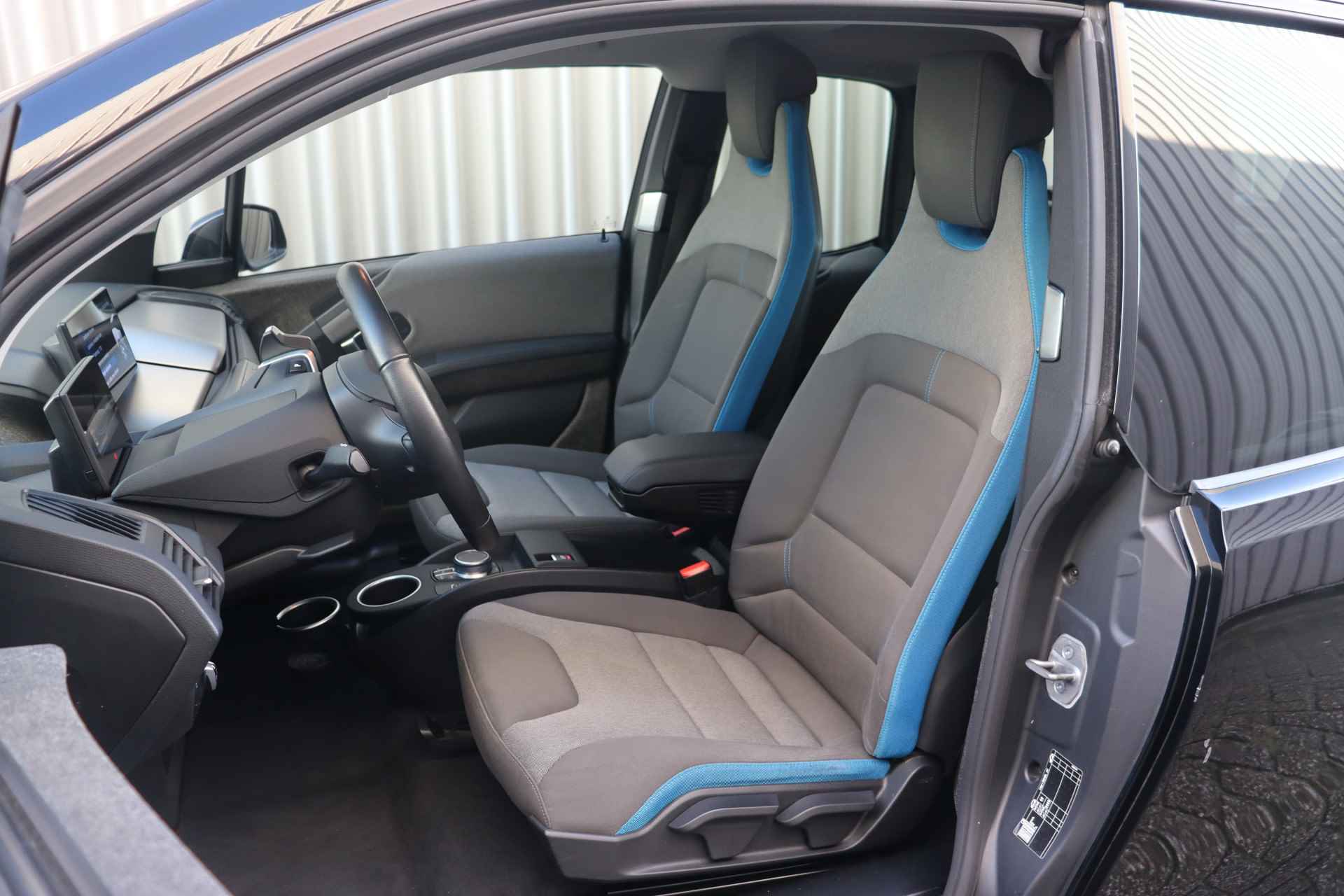 BMW i3 Business / Sportpakket / Achteruitrijcamera / Stoelverwarming / Cruise Control / Extra getint glas achter / Navigatie Professional - 5/28