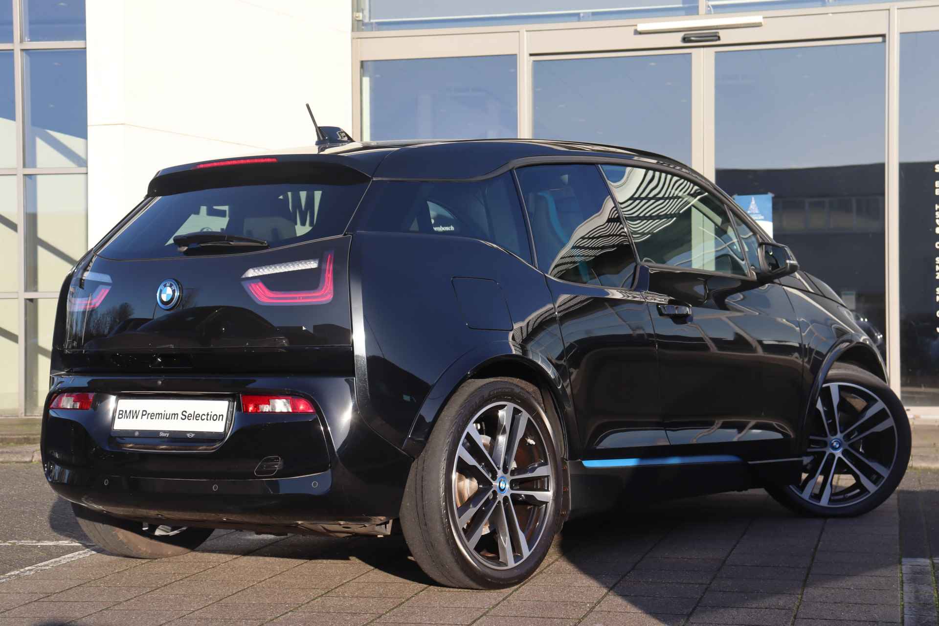 BMW i3 Business / Sportpakket / Achteruitrijcamera / Stoelverwarming / Cruise Control / Extra getint glas achter / Navigatie Professional - 10/28