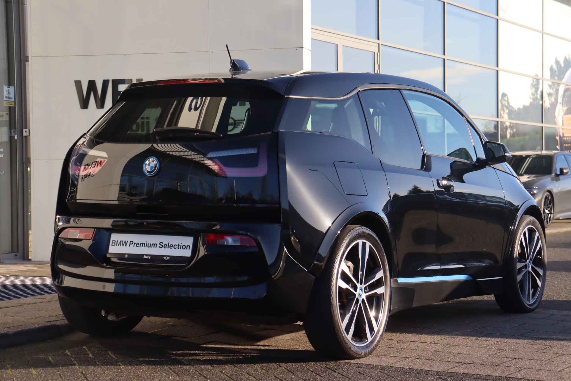 BMW i3 Business / Sportpakket / Achteruitrijcamera / Stoelverwarming / Cruise Control / Extra getint glas achter / Navigatie Professional - 13/28