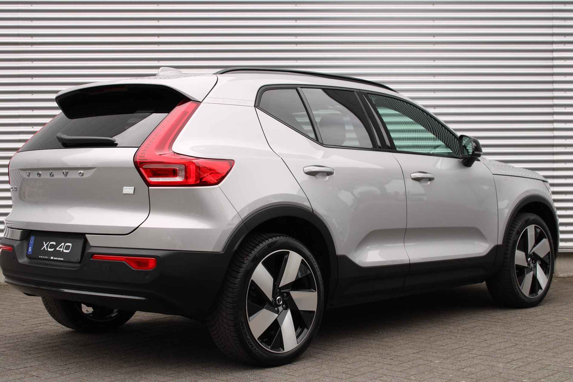 Volvo XC40 Single Motor Extended Range Plus 82 kWh Adaptieve Cruise Control Met Pilot Assist, BLIS Dodehoekdetectie, Keyless Entry, Elektrisch Bedienbare Achterklep, Verwarmbare Voorstoelen, Stuurwielverwarming, 20" Lichtmetalen Velgen, Extra Getint Glas Achter - 3/24