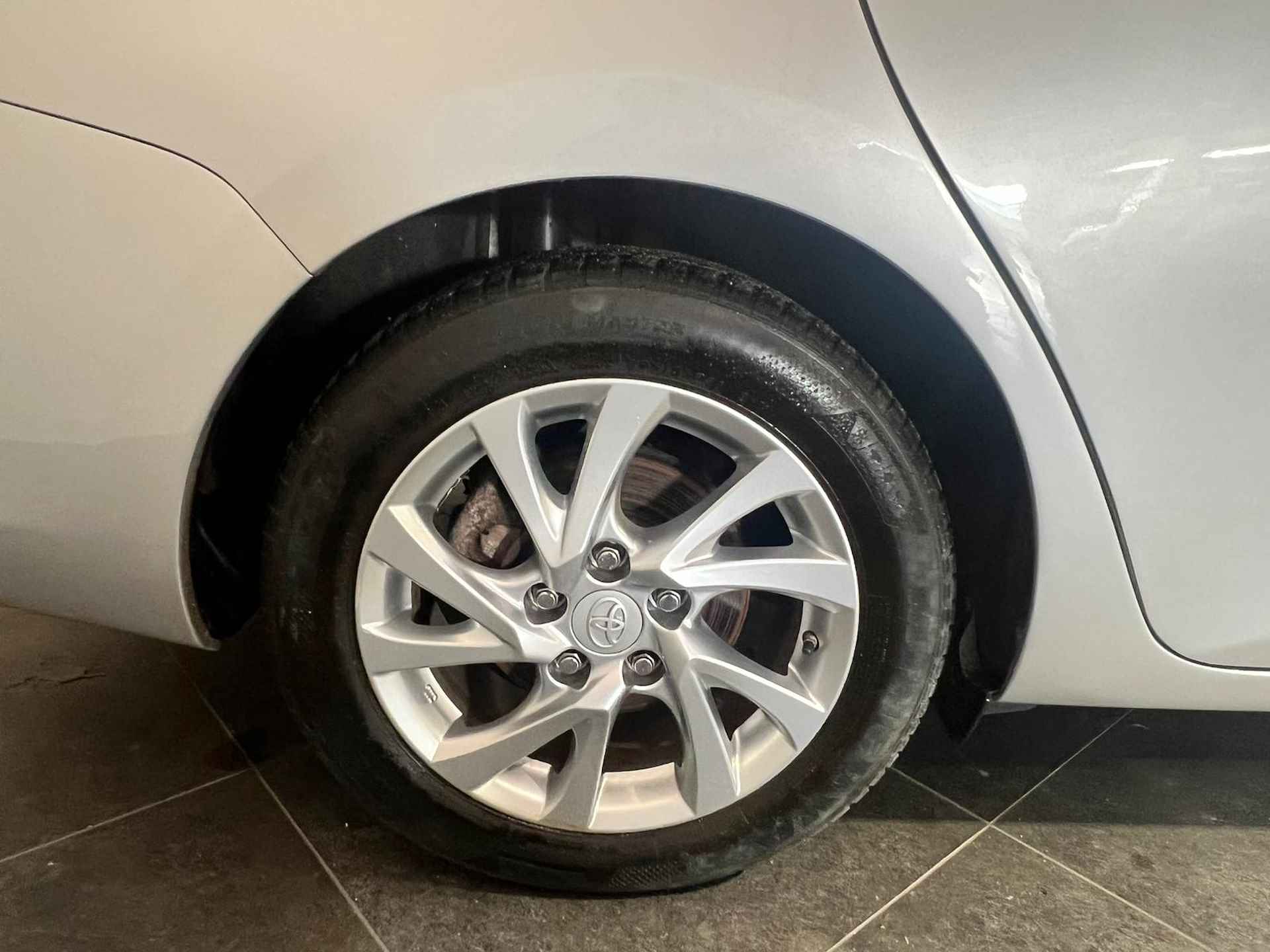 Toyota Auris 1.8 HYBRID TOURING SPORTS CVT Automaat / Clima / Cruise / Achteruitrijcamera - 2/18