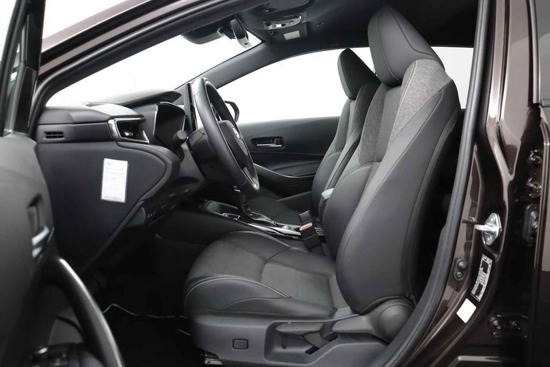 Toyota Corolla Touring Sports 1.8 Hybrid First Edition | Navigatie | Adaptieve-Cruise | Parkeersensoren | Elektrische achterklep | - 17/105