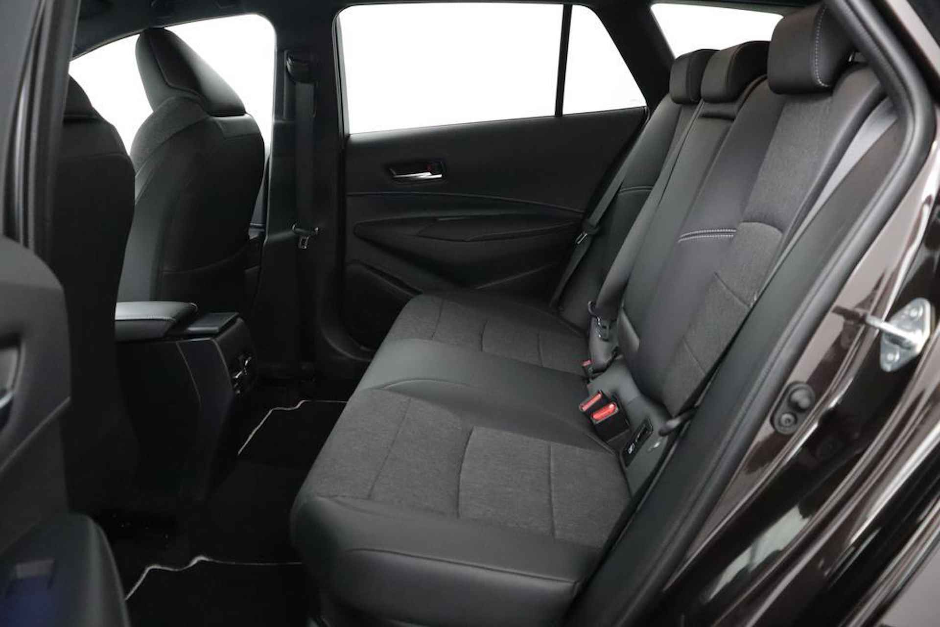 Toyota Corolla Touring Sports 1.8 Hybrid First Edition | Navigatie | Adaptieve-Cruise | Parkeersensoren | Elektrische achterklep | - 18/105