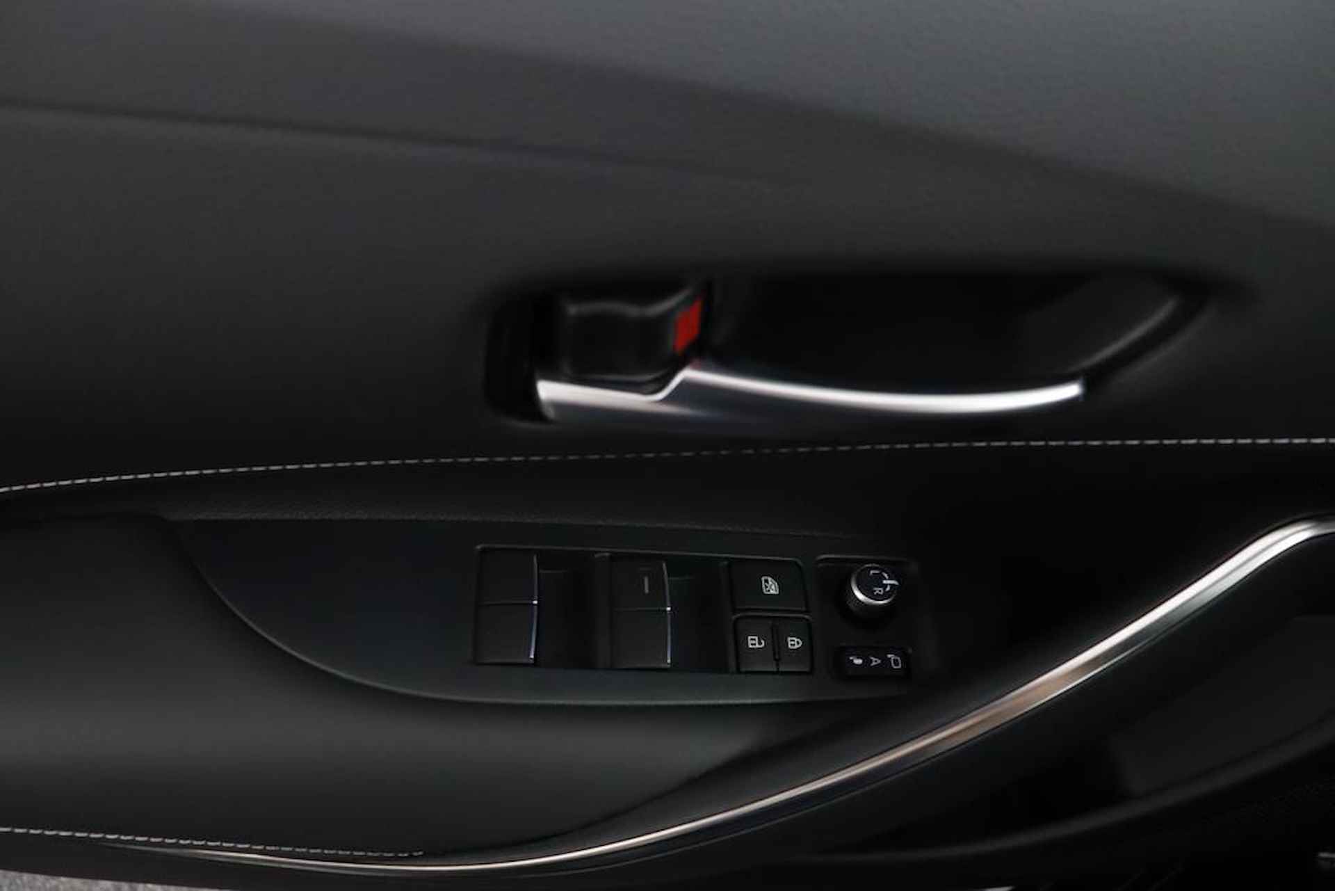 Toyota Corolla Touring Sports 1.8 Hybrid First Edition | Navigatie | Adaptieve-Cruise | Parkeersensoren | Elektrische achterklep | - 27/105