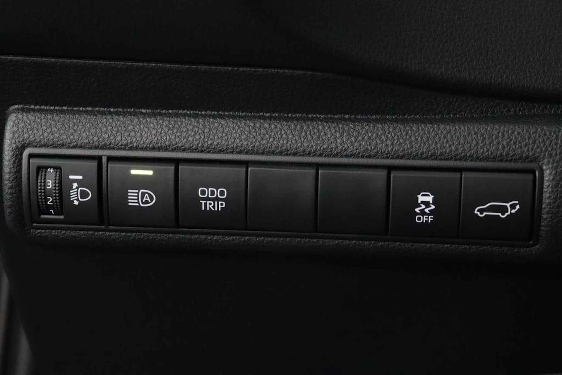 Toyota Corolla Touring Sports 1.8 Hybrid First Edition | Navigatie | Adaptieve-Cruise | Parkeersensoren | Elektrische achterklep | - 28/105