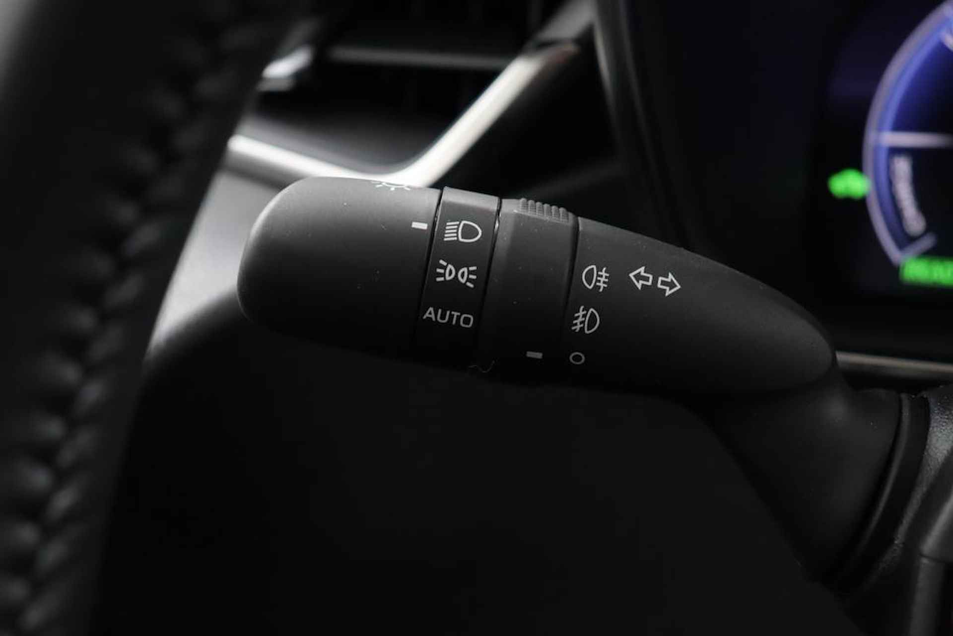 Toyota Corolla Touring Sports 1.8 Hybrid First Edition | Navigatie | Adaptieve-Cruise | Parkeersensoren | Elektrische achterklep | - 29/105