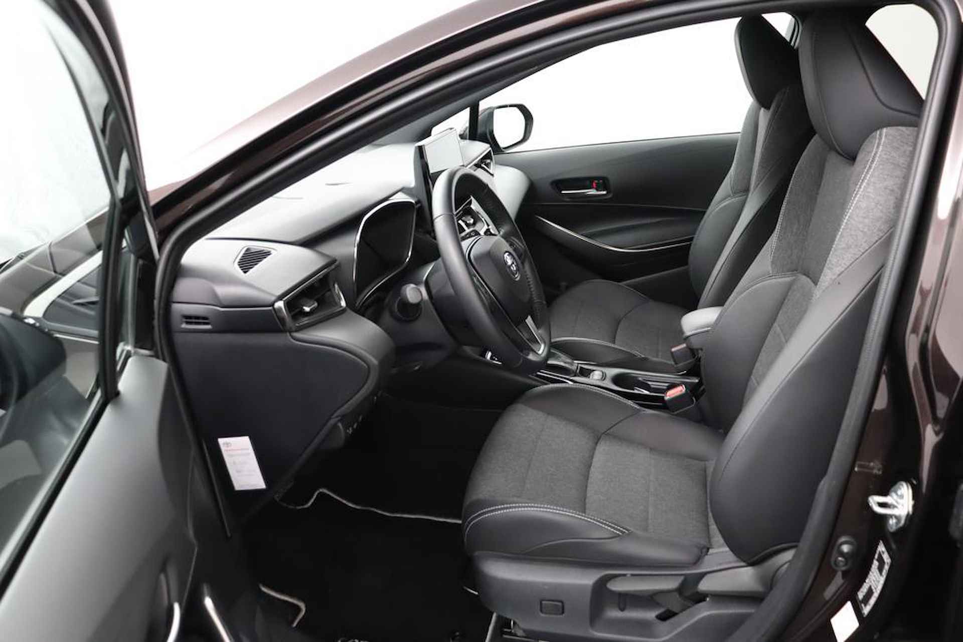 Toyota Corolla Touring Sports 1.8 Hybrid First Edition | Navigatie | Adaptieve-Cruise | Parkeersensoren | Elektrische achterklep | - 66/105