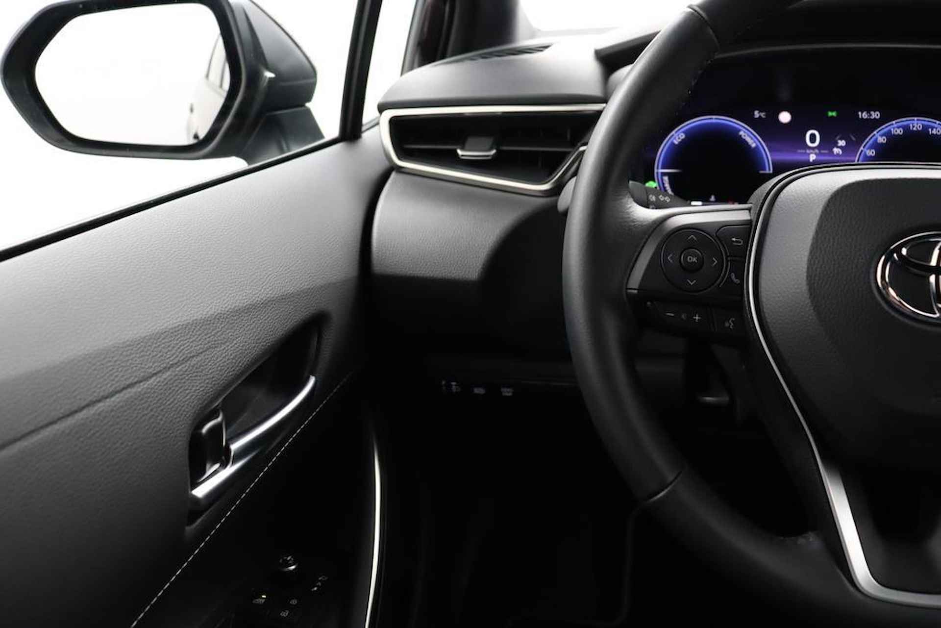 Toyota Corolla Touring Sports 1.8 Hybrid First Edition | Navigatie | Adaptieve-Cruise | Parkeersensoren | Elektrische achterklep | - 68/105