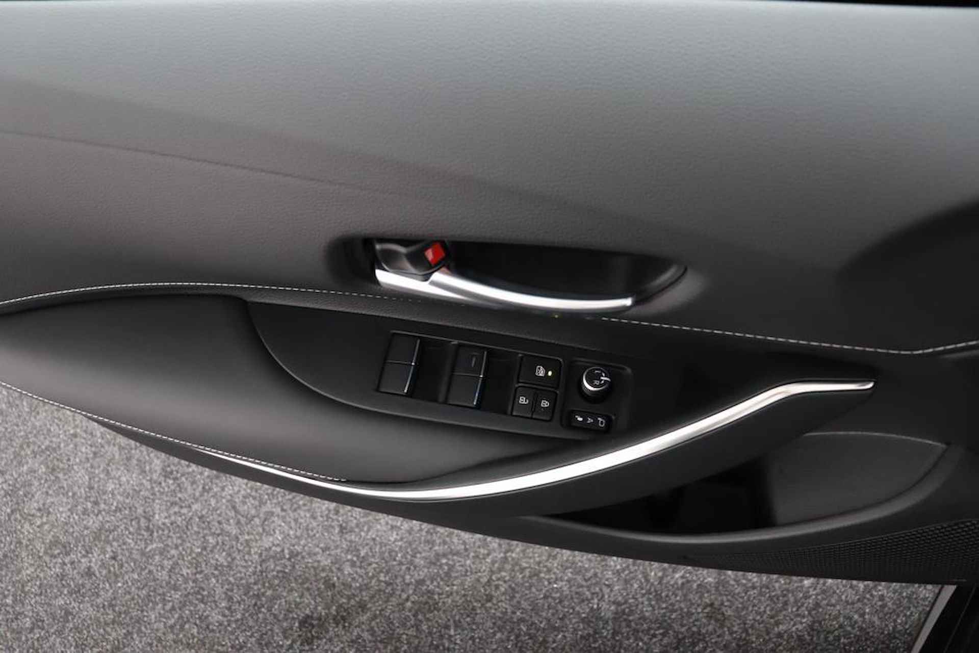 Toyota Corolla Touring Sports 1.8 Hybrid First Edition | Navigatie | Adaptieve-Cruise | Parkeersensoren | Elektrische achterklep | - 77/105