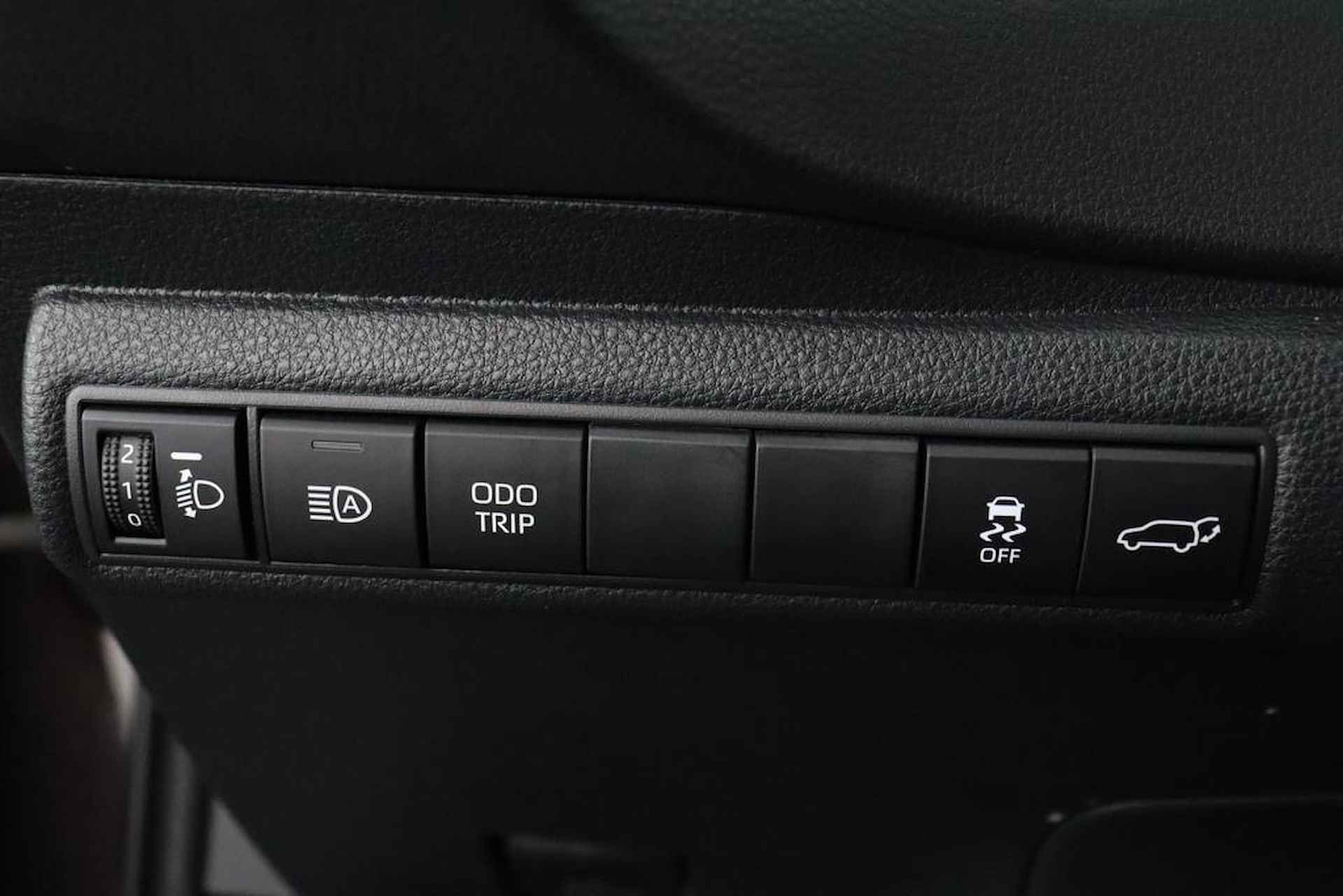 Toyota Corolla Touring Sports 1.8 Hybrid First Edition | Navigatie | Adaptieve-Cruise | Parkeersensoren | Elektrische achterklep | - 78/105