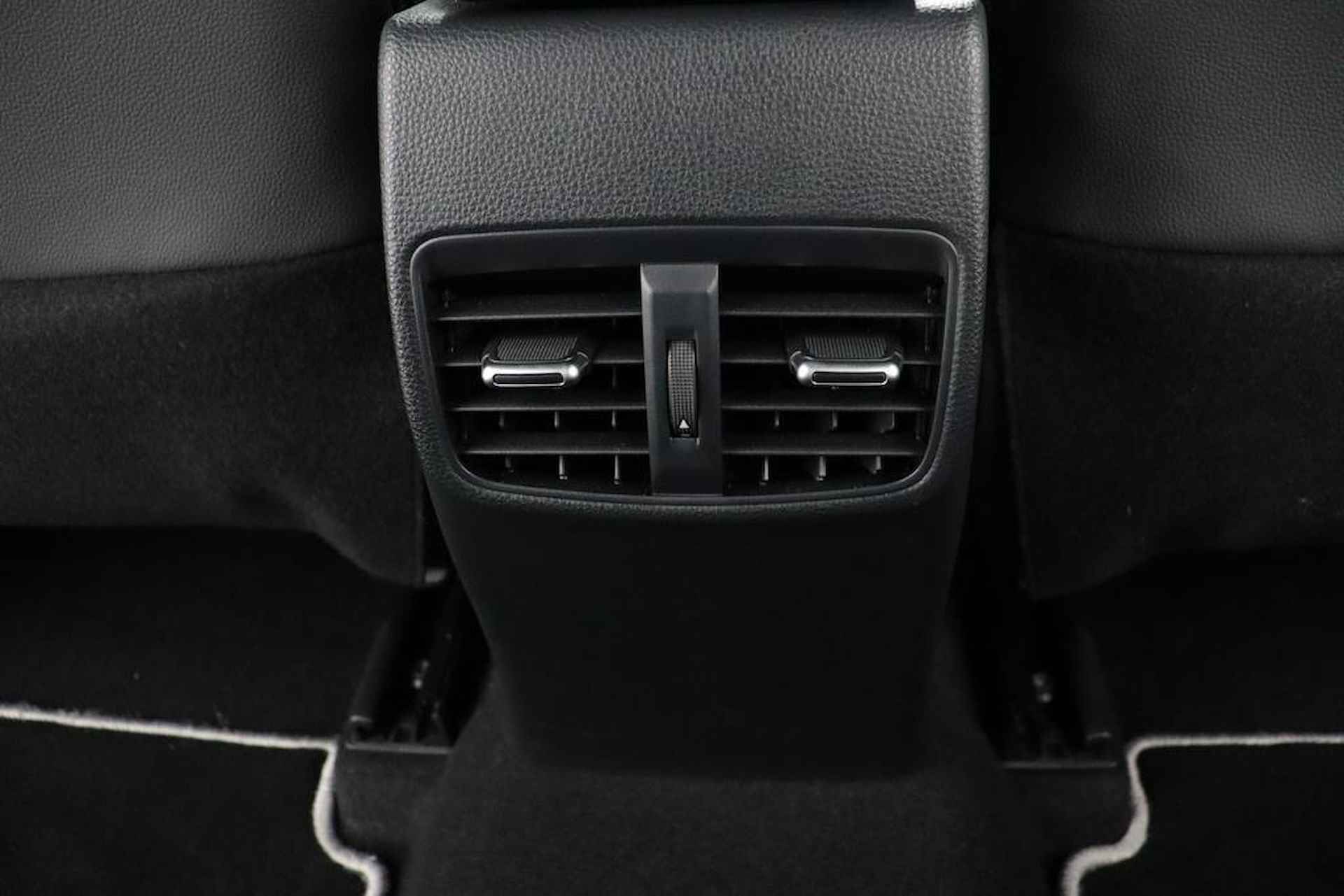 Toyota Corolla Touring Sports 1.8 Hybrid First Edition | Navigatie | Adaptieve-Cruise | Parkeersensoren | Elektrische achterklep | - 94/105
