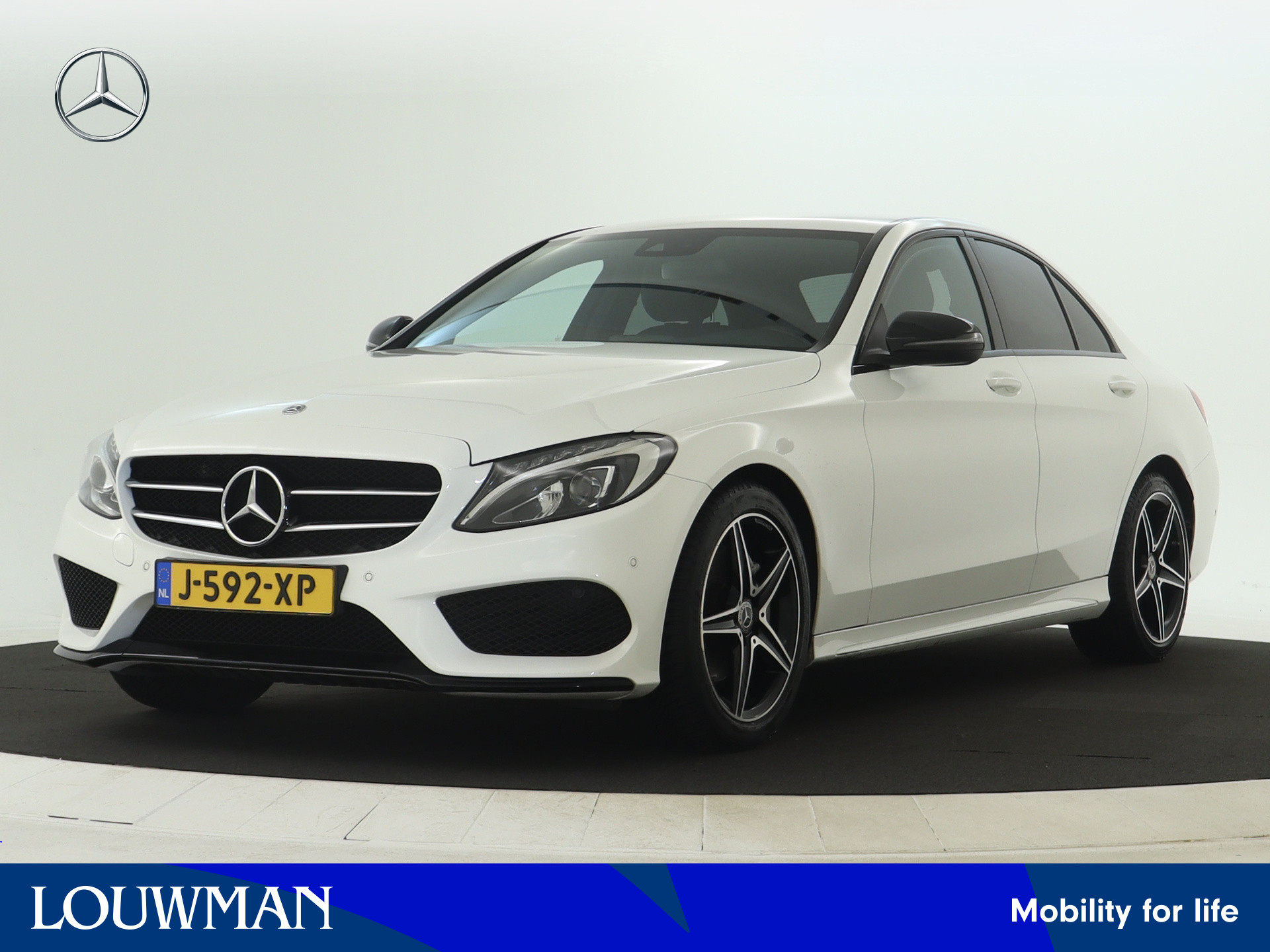 Mercedes-Benz C-Klasse 200 AMG Nightpakket | Trekhaak | Stoelverwarming | Parkeerpakket met Camera | Sfeerverlichting | Inclusief 12 Maanden Garantie