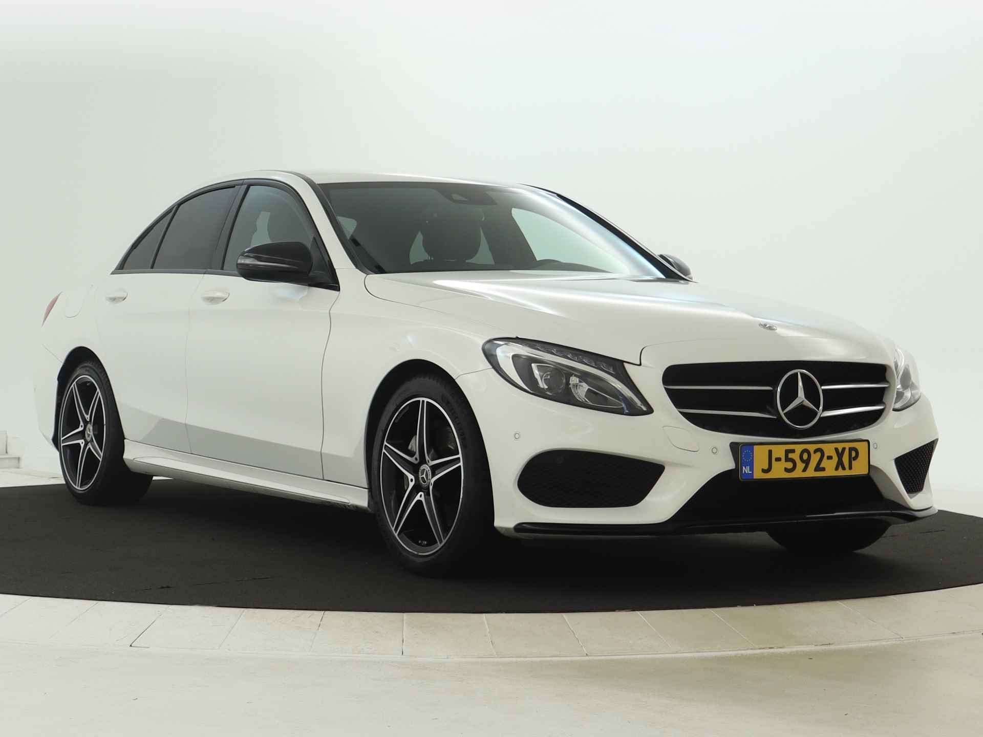 Mercedes-Benz C-Klasse 200 AMG Nightpakket | Trekhaak | Stoelverwarming | Parkeerpakket met Camera | Sfeerverlichting | Inclusief 12 Maanden Garantie - 17/45