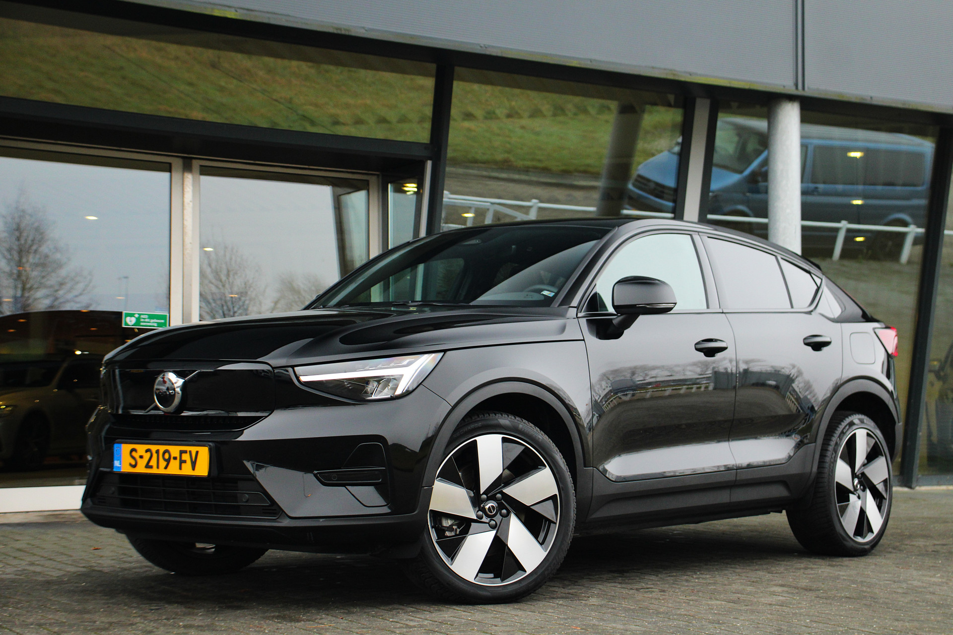 Volvo C40 Single Motor Plus 69 kWh | Adaptive Cruise | BLIS | Panoramadak | Camera | Keyless | 20-Inch | Getint Glas