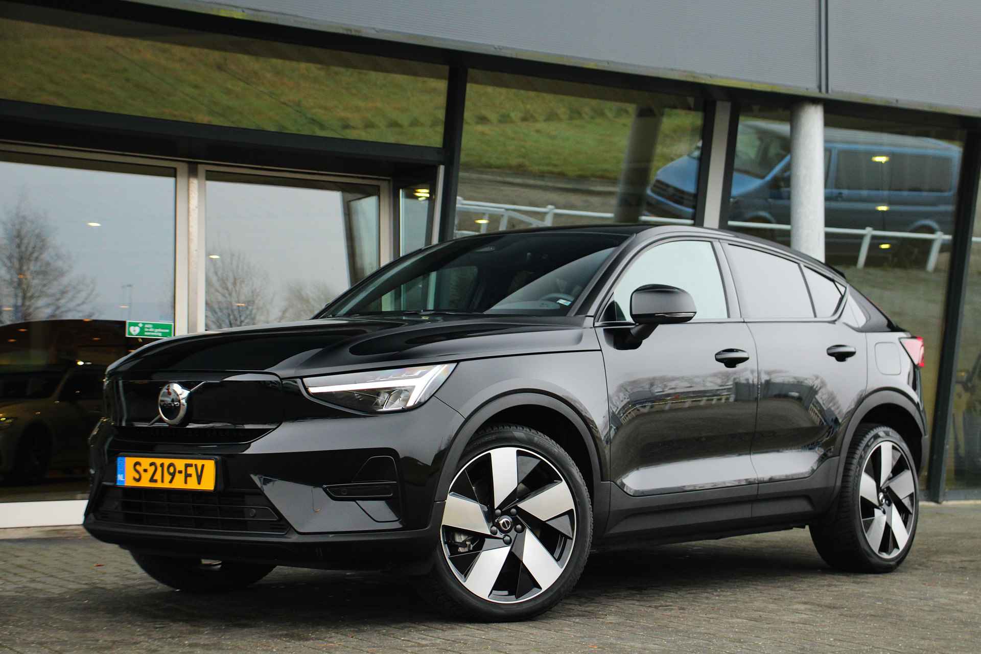 Volvo C40 Single Motor Plus 69 kWh | Adaptive Cruise | BLIS | Panoramadak | Camera | Keyless | 20-Inch | Getint Glas - 18/43