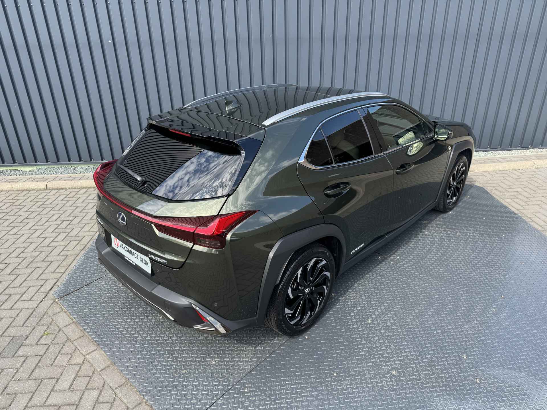 Lexus UX 250h F Sport Premium / President Pack | Ivoor leer | afnm. Trekhaak | 10 jr Garantie | Rijklaar!! - 11/48