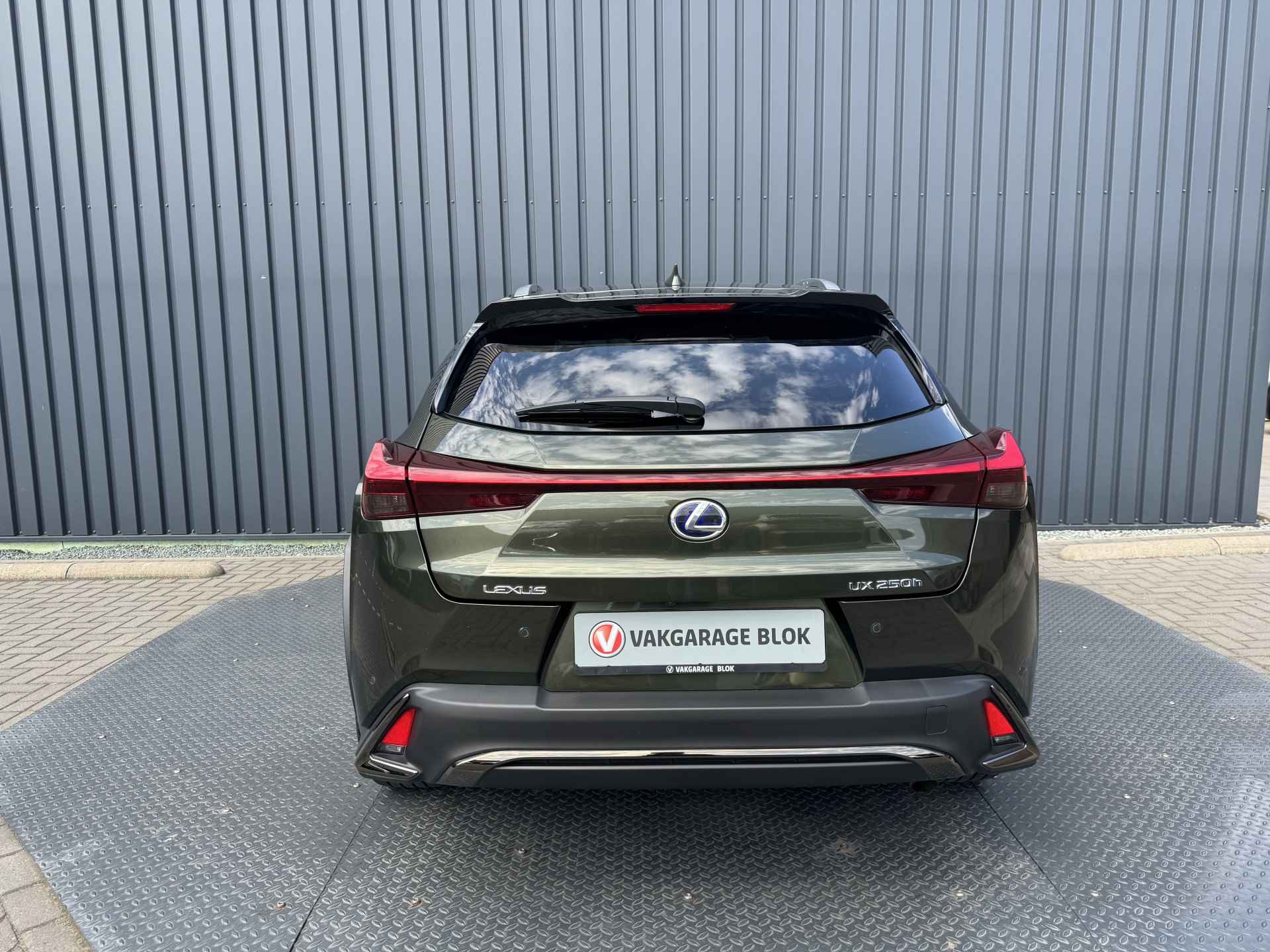 Lexus UX 250h F Sport Premium / President Pack | Ivoor leer | afnm. Trekhaak | 10 jr Garantie | Rijklaar!! - 12/48