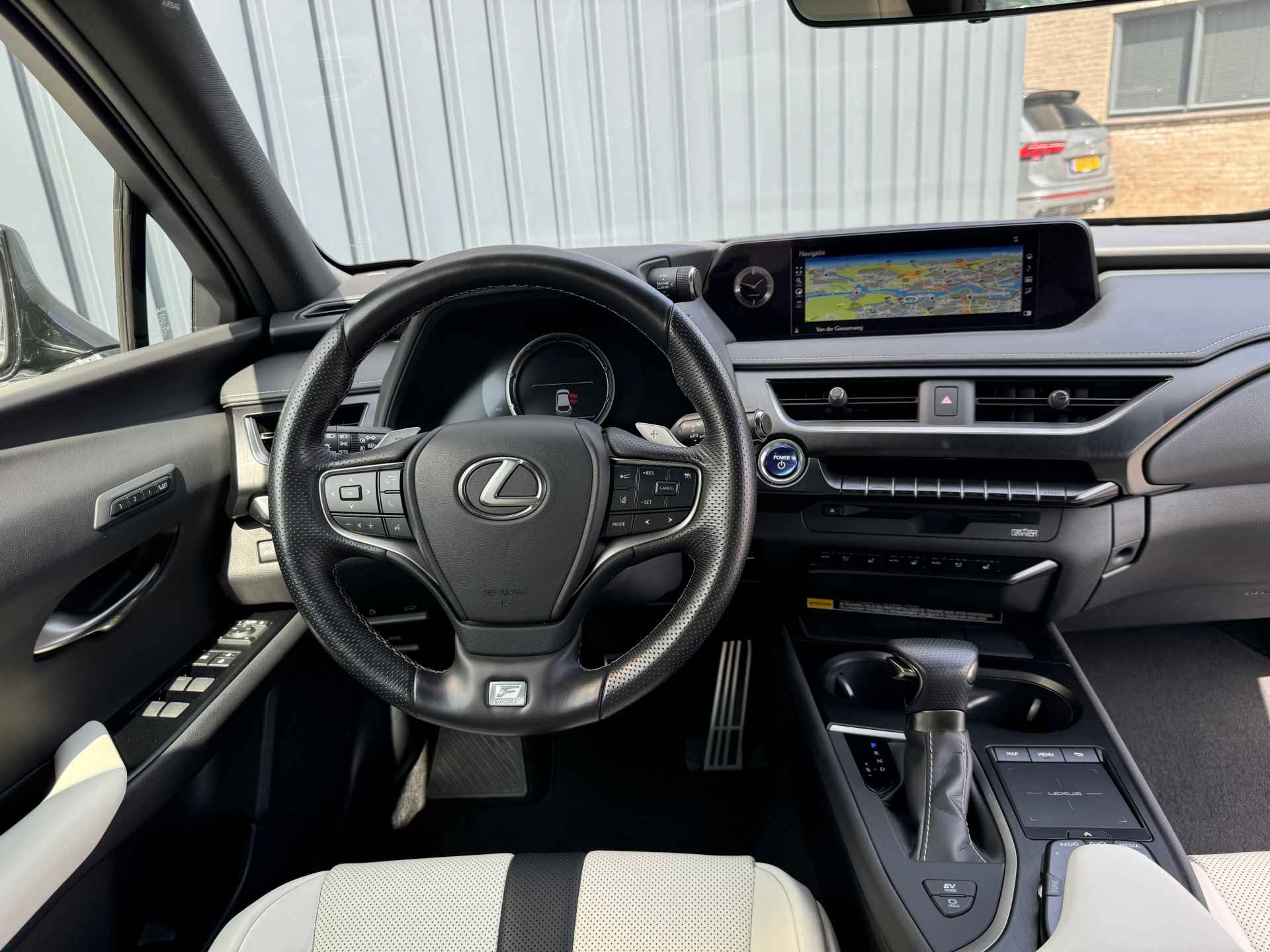 Lexus UX 250h F Sport Premium / President Pack | Ivoor leer | afnm. Trekhaak | 10 jr Garantie | Rijklaar!! - 17/48