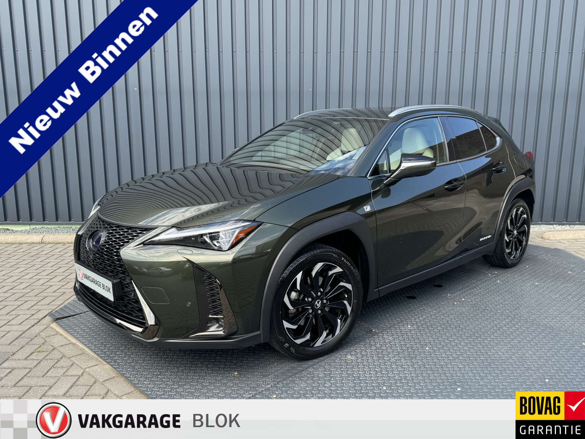 Lexus UX 250h F Sport Premium / President Pack | Ivoor leer | afnm. Trekhaak | 10 jr Garantie | Rijklaar!!