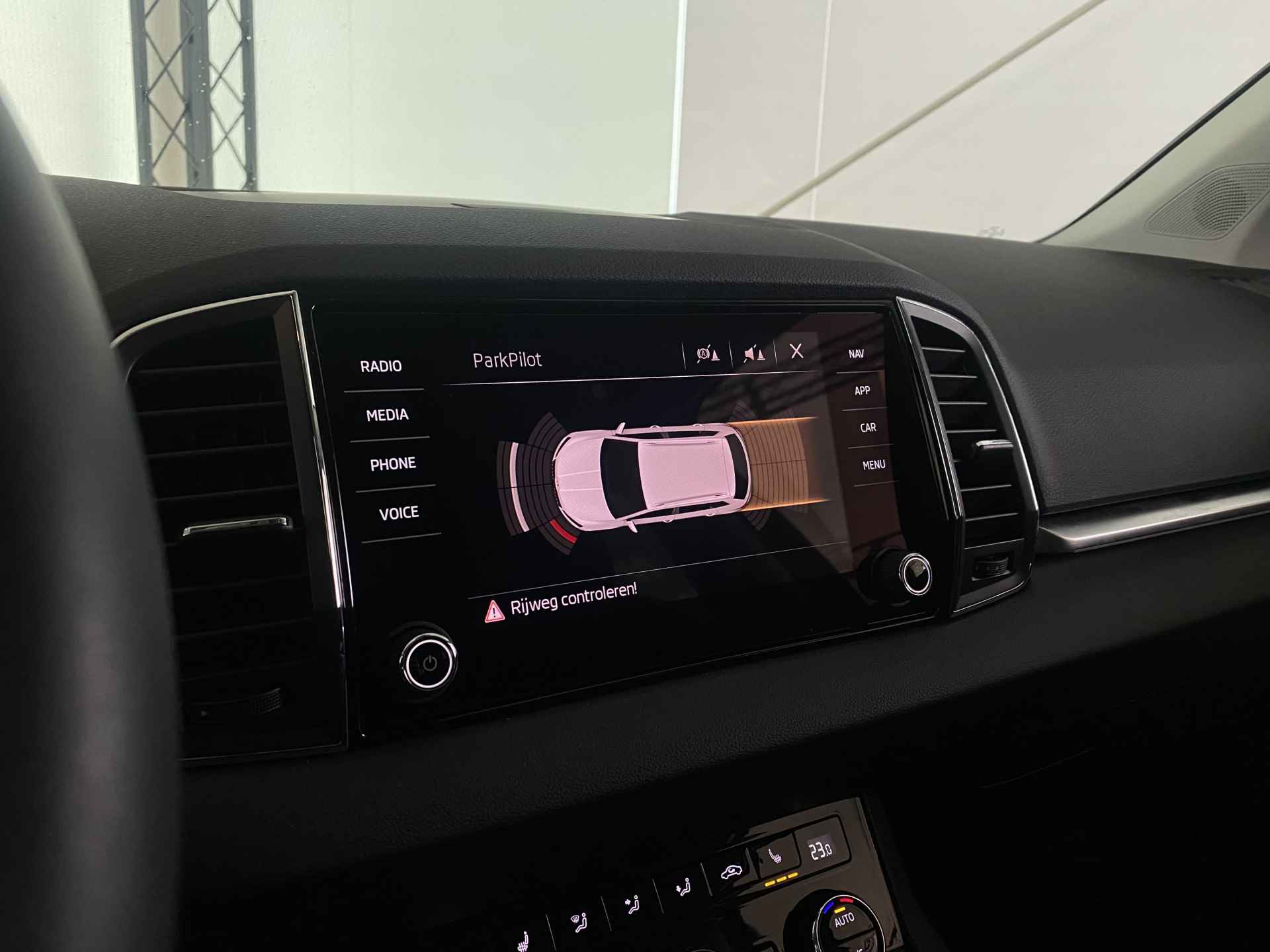 Škoda Karoq 1.5 TSI ACT Style | Automaat | Apple CarPlay | Navi | Climate Control | DAB | Verwarmde Voorruit | - 23/44
