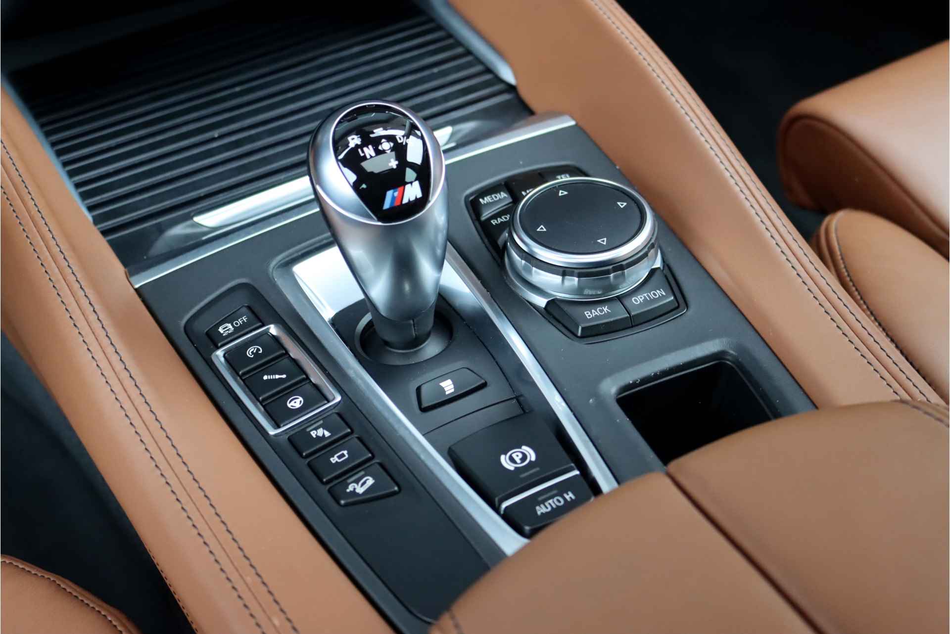 BMW X6 M Aut8, 575PK, Schuif/-Kanteldak, Carbon Interieur, Head-up Display, Harman-Kardon, Soft-Close, Elek. Trekhaak, Stoelverwarming/-ventilatie, Stuurwiel Verwarmd, Stoelverwarming Achter, Rijassistentiesysteem - 38/45