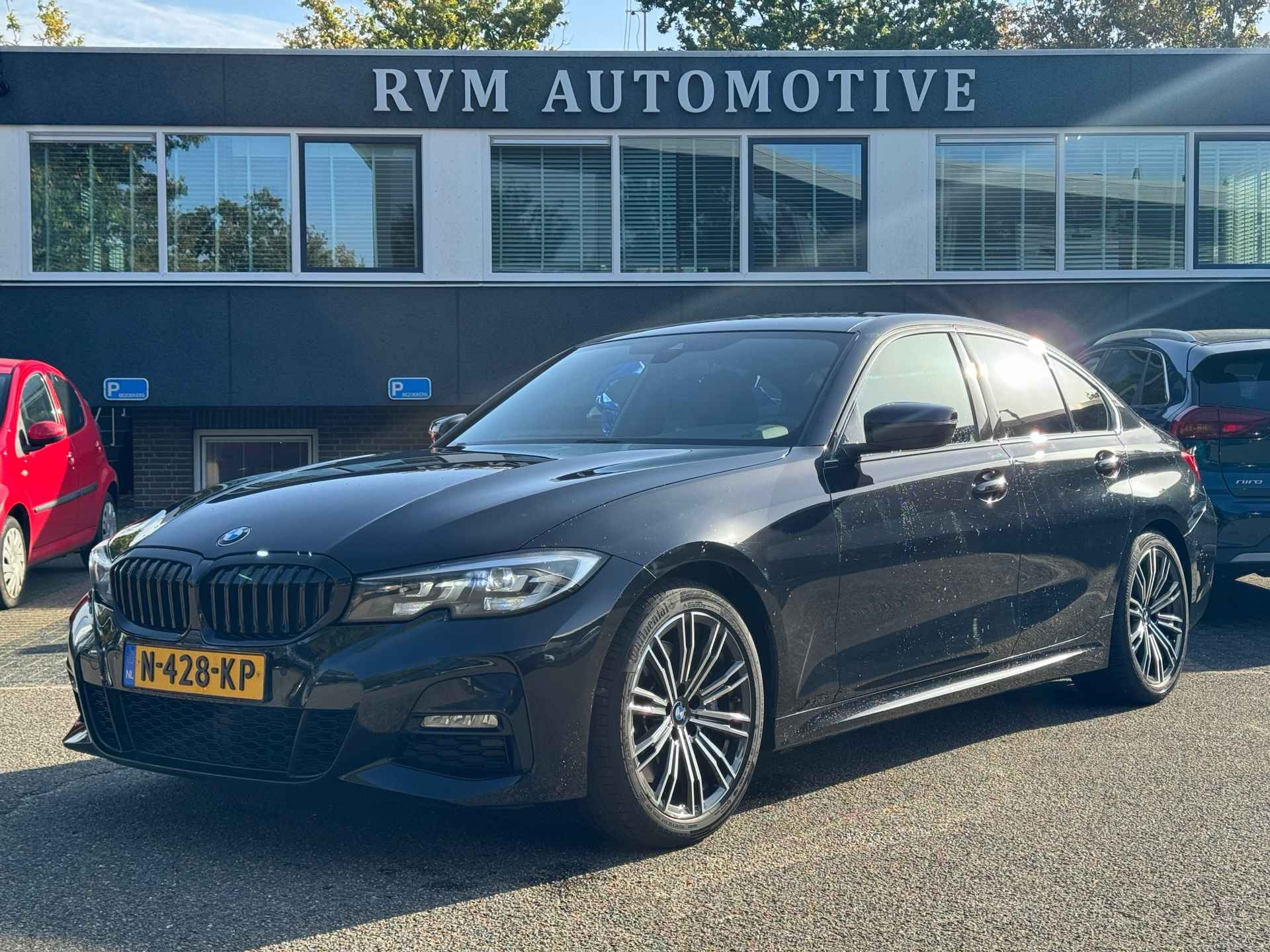 BMW 3-serie 330i High Executive| M-SPORT| STOELVERWARMING| AMBIENT LIGHT| INCL. 12 MAANDEN BOVAG GARANTIE| - 1/39