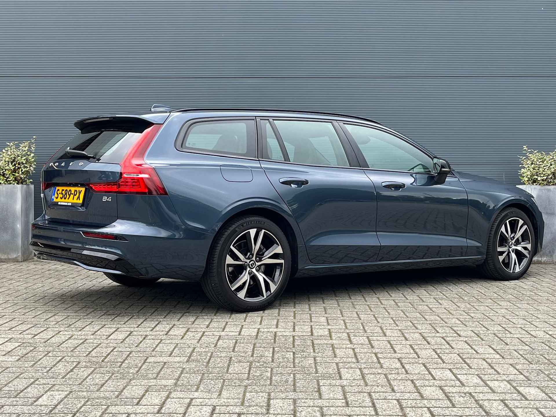 Volvo V60 2.0 B4 Plus Dark | Google | Pilot Assist | BLIS | Camera | - 4/23