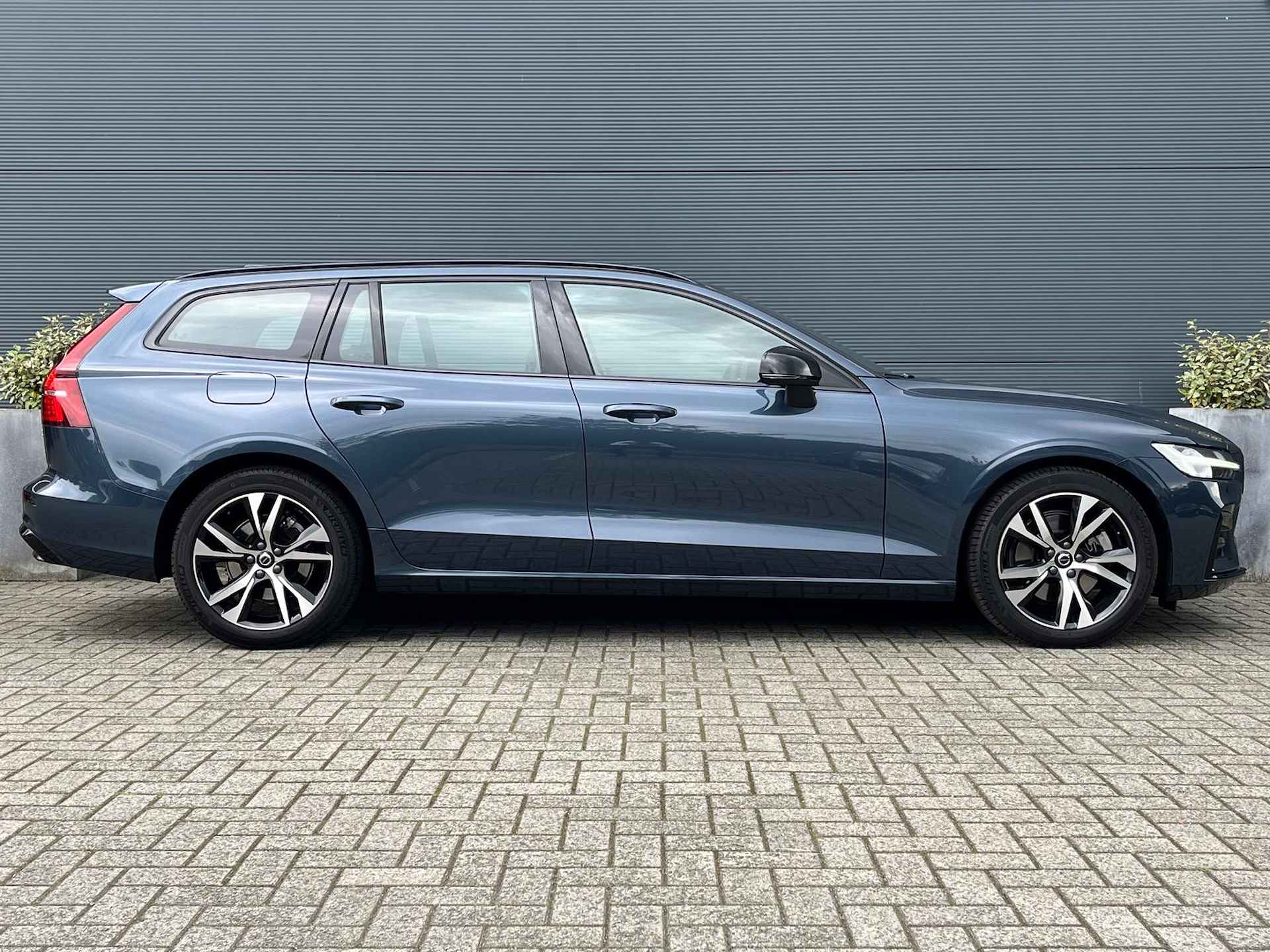 Volvo V60 2.0 B4 Plus Dark | Google | Pilot Assist | BLIS | Camera | - 12/23