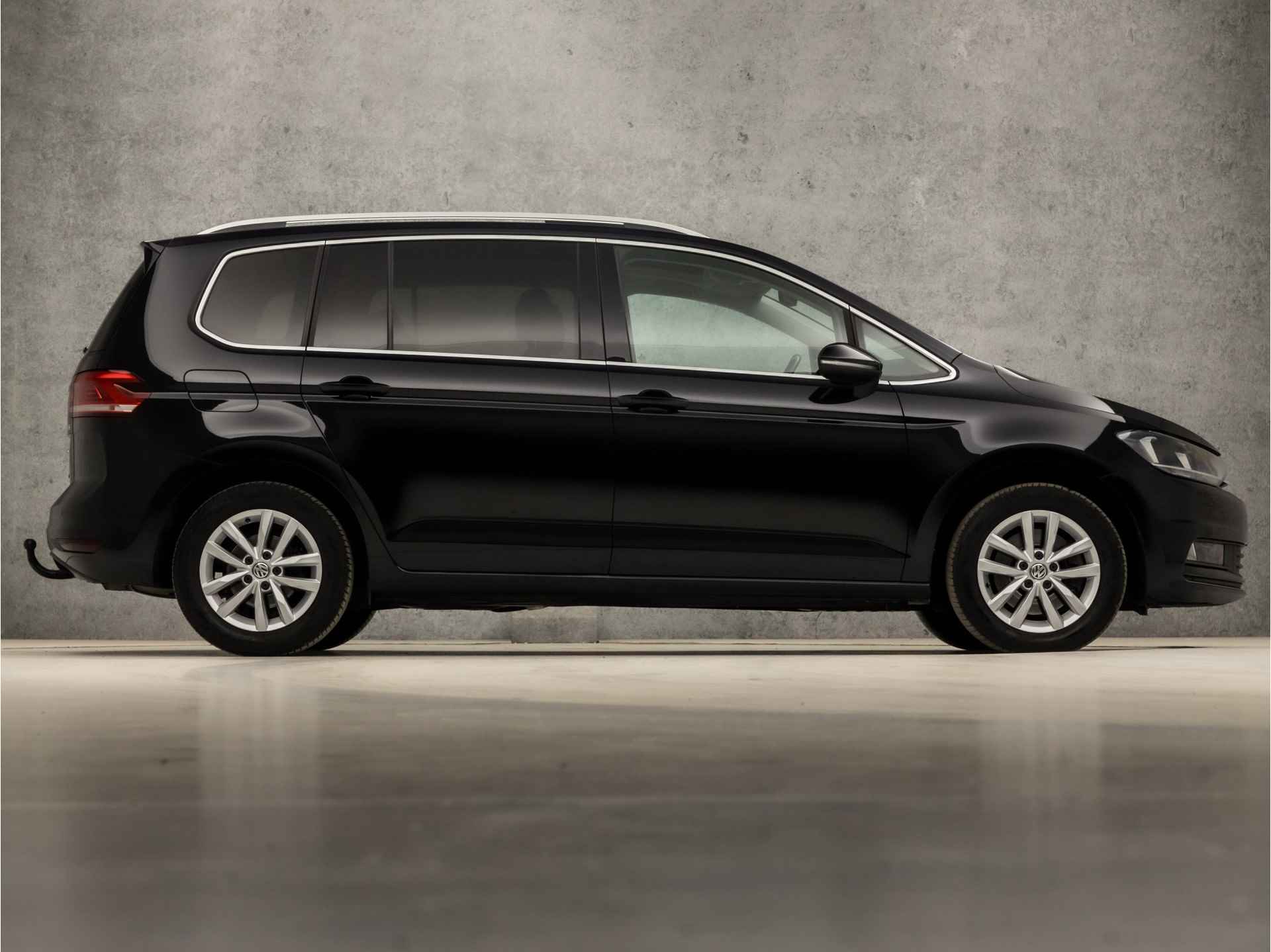 Volkswagen Touran 1.4 TSI Highline 7 Persoons 150Pk Automaat (PANORAMADAK, GROOT NAVI, CLIMATE, STOELVERWARMING, TREKHAAK, ALCANTARA SPORTSTOELEN, CAMERA, GETINT GLAS, ADAPTIVE CRUISE, KEYLESS START, NIEUWE APK, NIEUWSTAAT) - 4/39