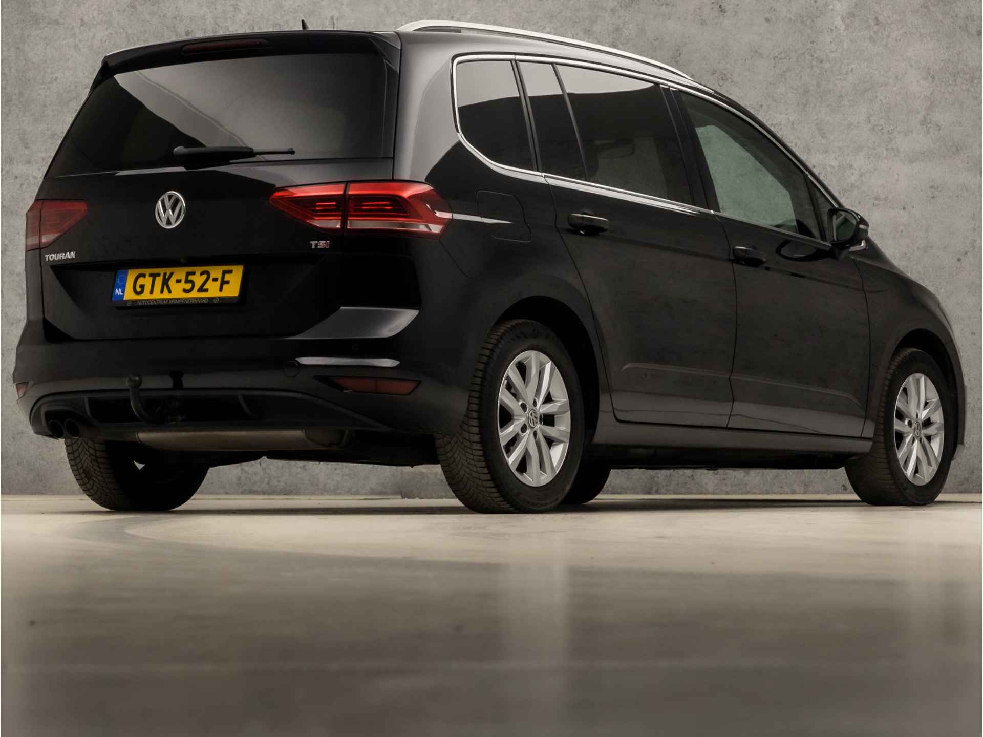 Volkswagen Touran 1.4 TSI Highline 7 Persoons 150Pk Automaat (PANORAMADAK, GROOT NAVI, CLIMATE, STOELVERWARMING, TREKHAAK, ALCANTARA SPORTSTOELEN, CAMERA, GETINT GLAS, ADAPTIVE CRUISE, KEYLESS START, NIEUWE APK, NIEUWSTAAT) - 5/39