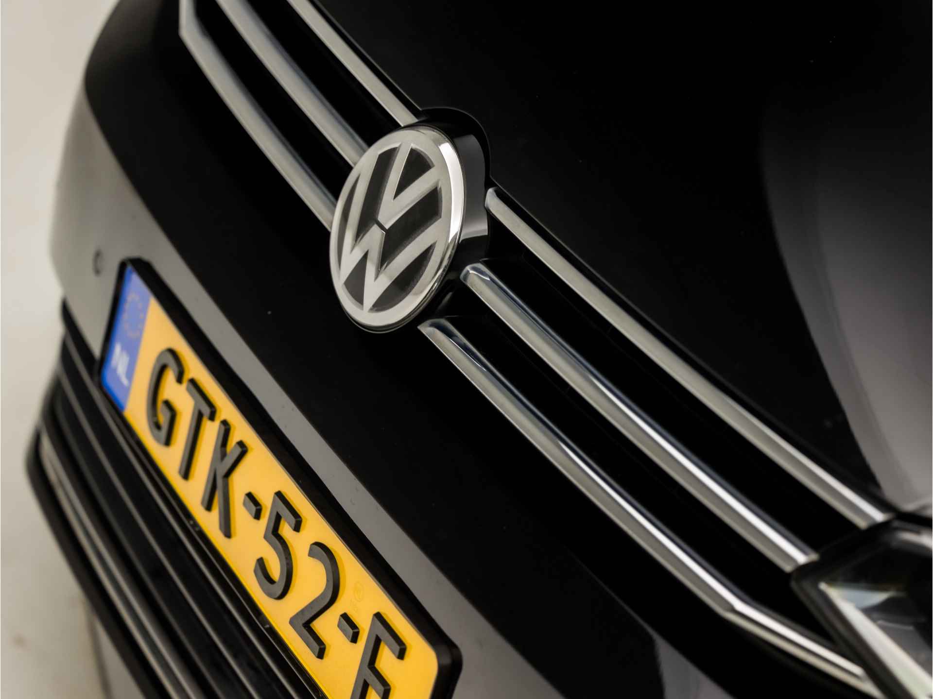 Volkswagen Touran 1.4 TSI Highline 7 Persoons 150Pk Automaat (PANORAMADAK, GROOT NAVI, CLIMATE, STOELVERWARMING, TREKHAAK, ALCANTARA SPORTSTOELEN, CAMERA, GETINT GLAS, ADAPTIVE CRUISE, KEYLESS START, NIEUWE APK, NIEUWSTAAT) - 34/39