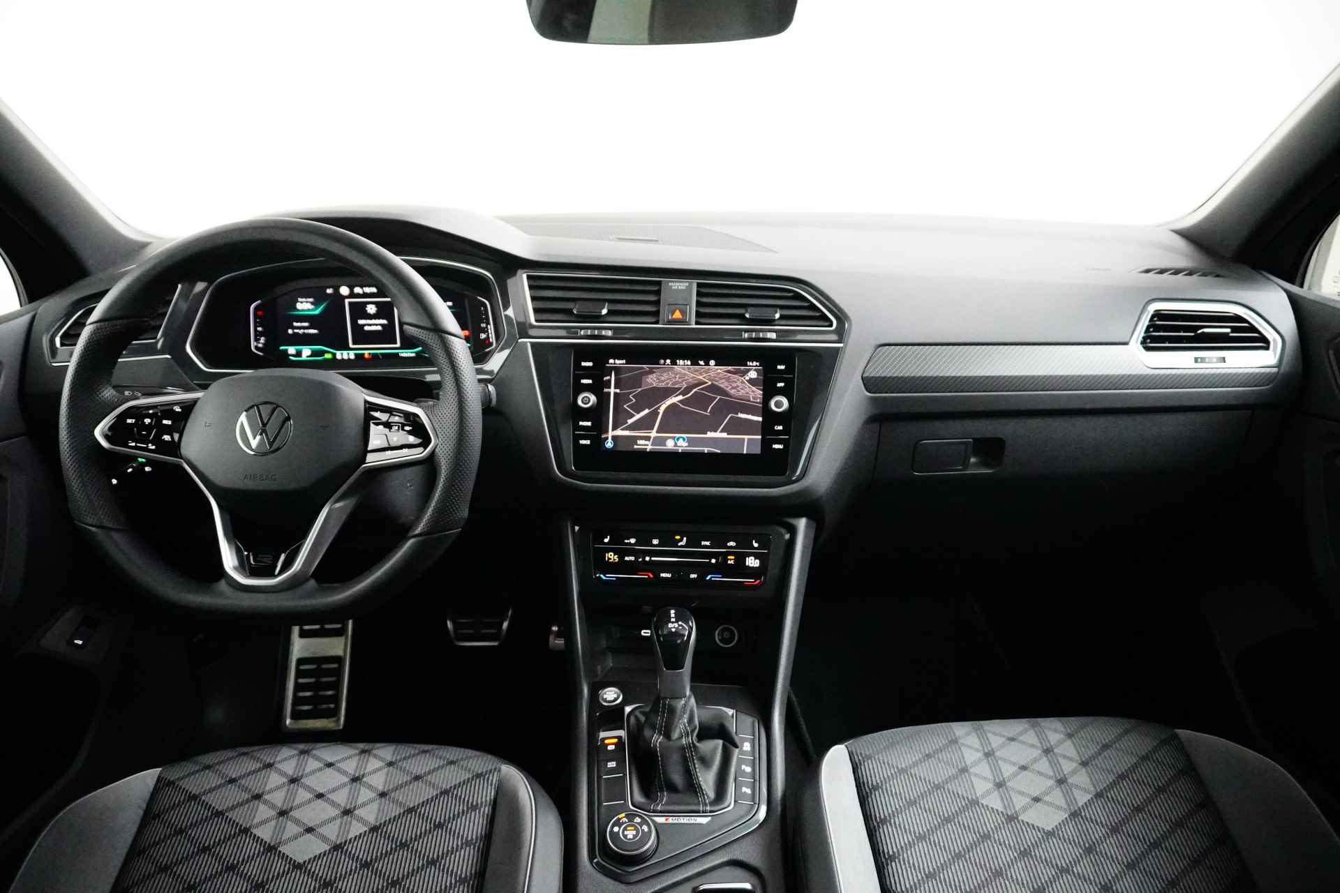 Volkswagen Tiguan 2.0 TSI DSG-7 190PK 4Motion R-Line | PANORAMADAK | TREKHAAK | BLACK STYLE | 20 INCH - 10/31