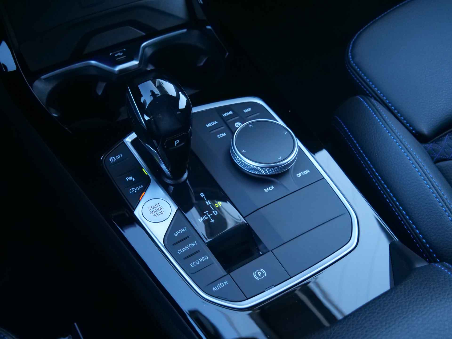 BMW 1-serie 118i 141pk High Executive Automaat M-pakket LED / Navigatie / 18Inch / Stoelverwarming - 13/39