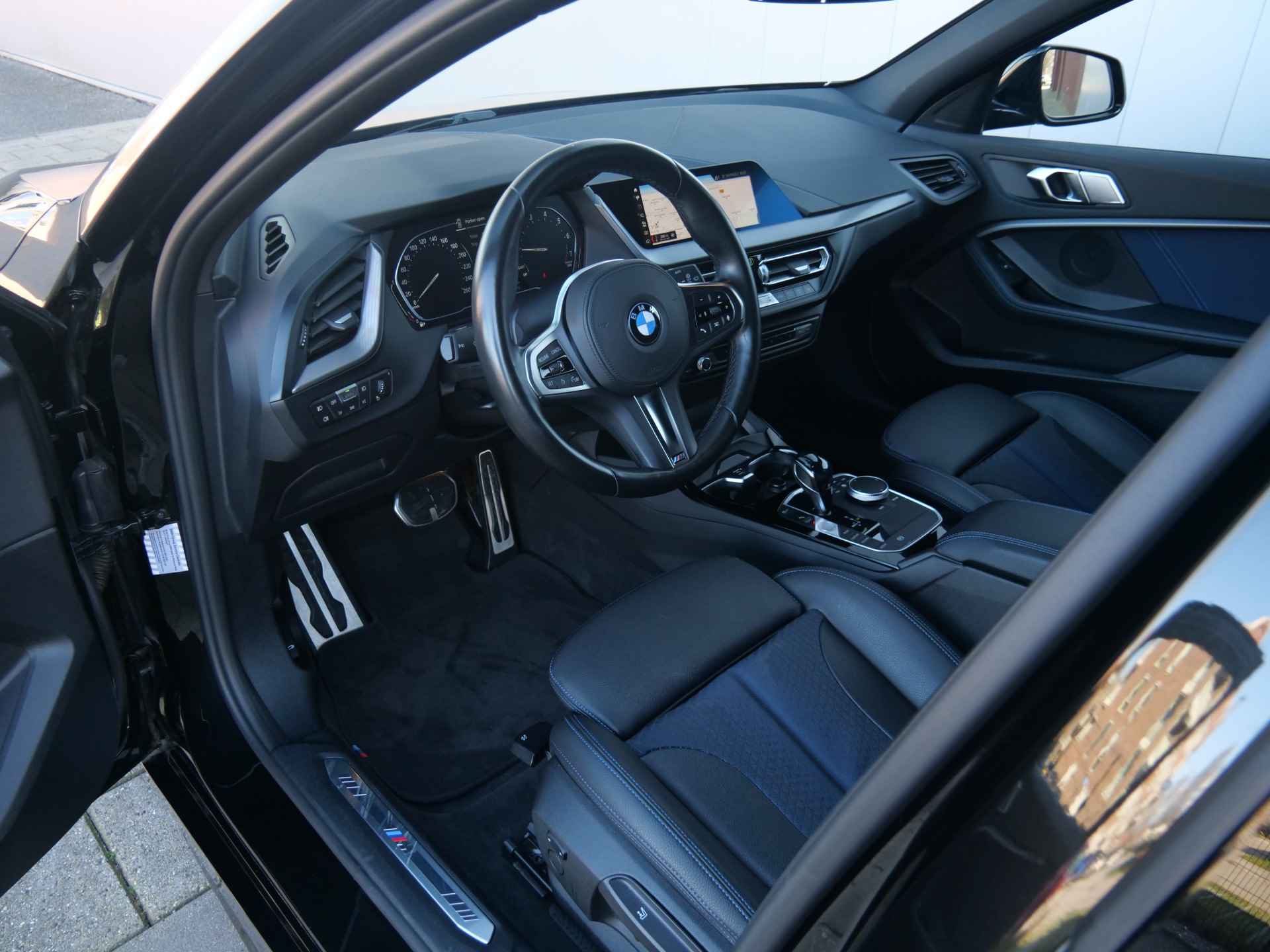 BMW 1-serie 118i 141pk High Executive Automaat M-pakket LED / Navigatie / 18Inch / Stoelverwarming - 23/39