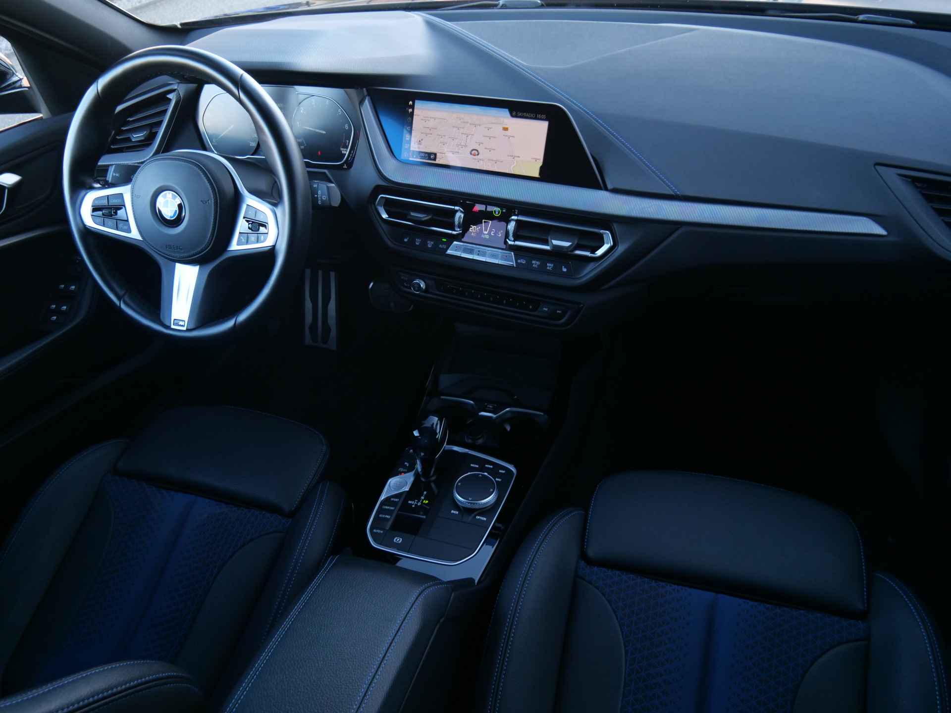 BMW 1-serie 118i 141pk High Executive Automaat M-pakket LED / Navigatie / 18Inch / Stoelverwarming - 32/39