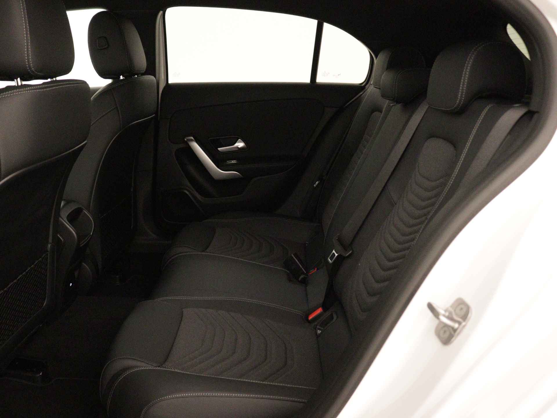 Mercedes-Benz A-Klasse 250 e Star Edition | Extra USB-poorten | Dodehoekassistent | Verwarmde stoelen vooraan | Parkeerpakket met achteruitrijcamera | High-performance led-koplampen | - 16/37