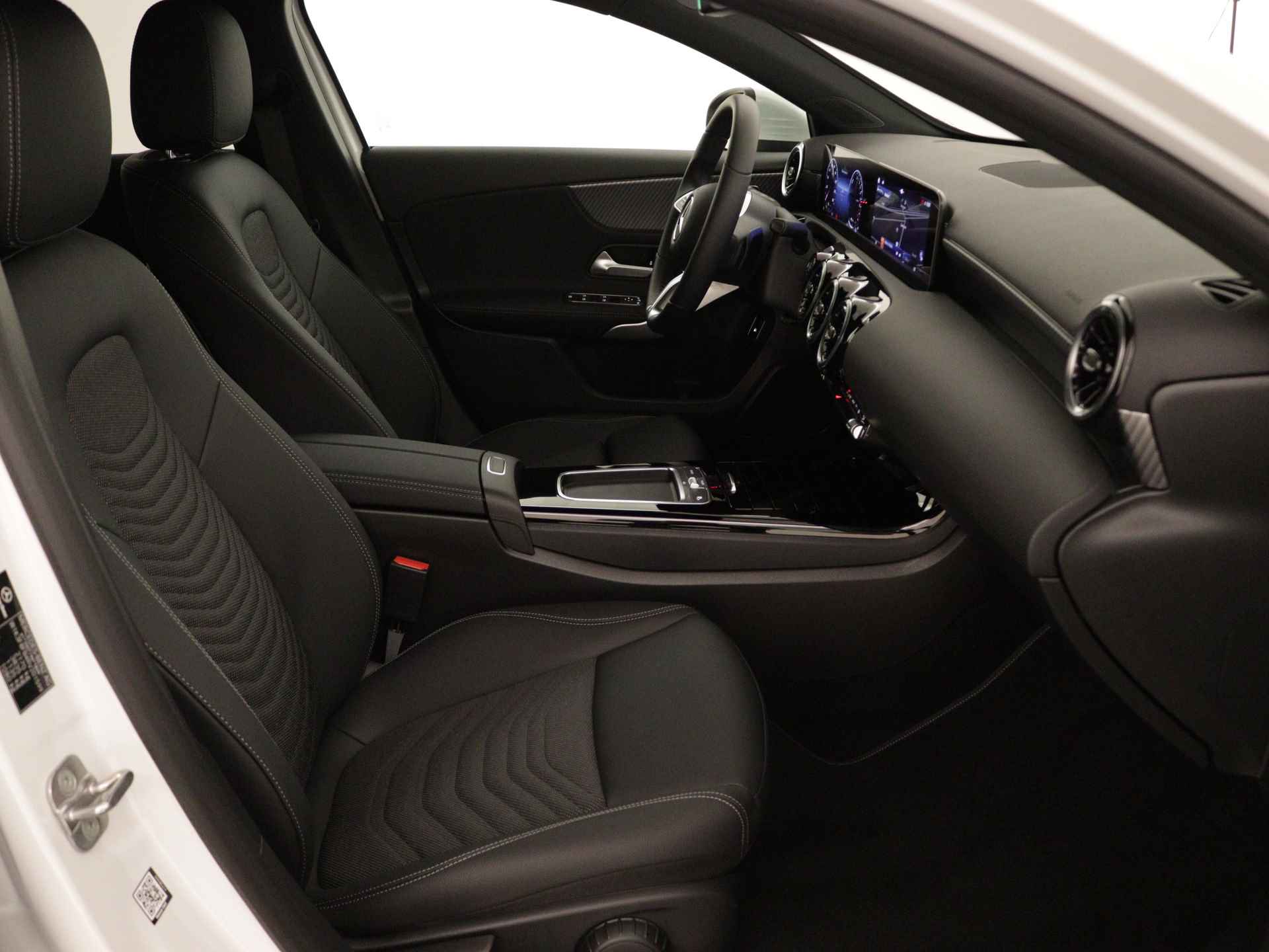 Mercedes-Benz A-Klasse 250 e Star Edition | Extra USB-poorten | Dodehoekassistent | Verwarmde stoelen vooraan | Parkeerpakket met achteruitrijcamera | High-performance led-koplampen | - 26/37