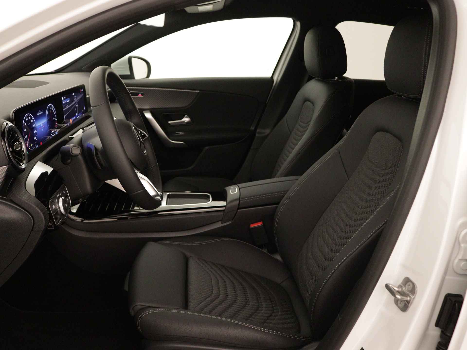 Mercedes-Benz A-Klasse 250 e Star Edition | Extra USB-poorten | Dodehoekassistent | Verwarmde stoelen vooraan | Parkeerpakket met achteruitrijcamera | High-performance led-koplampen | - 27/37