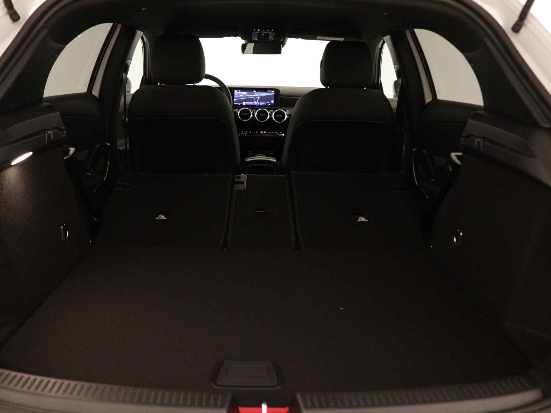 Mercedes-Benz A-Klasse 250 e Star Edition | Extra USB-poorten | Dodehoekassistent | Verwarmde stoelen vooraan | Parkeerpakket met achteruitrijcamera | High-performance led-koplampen | - 37/37